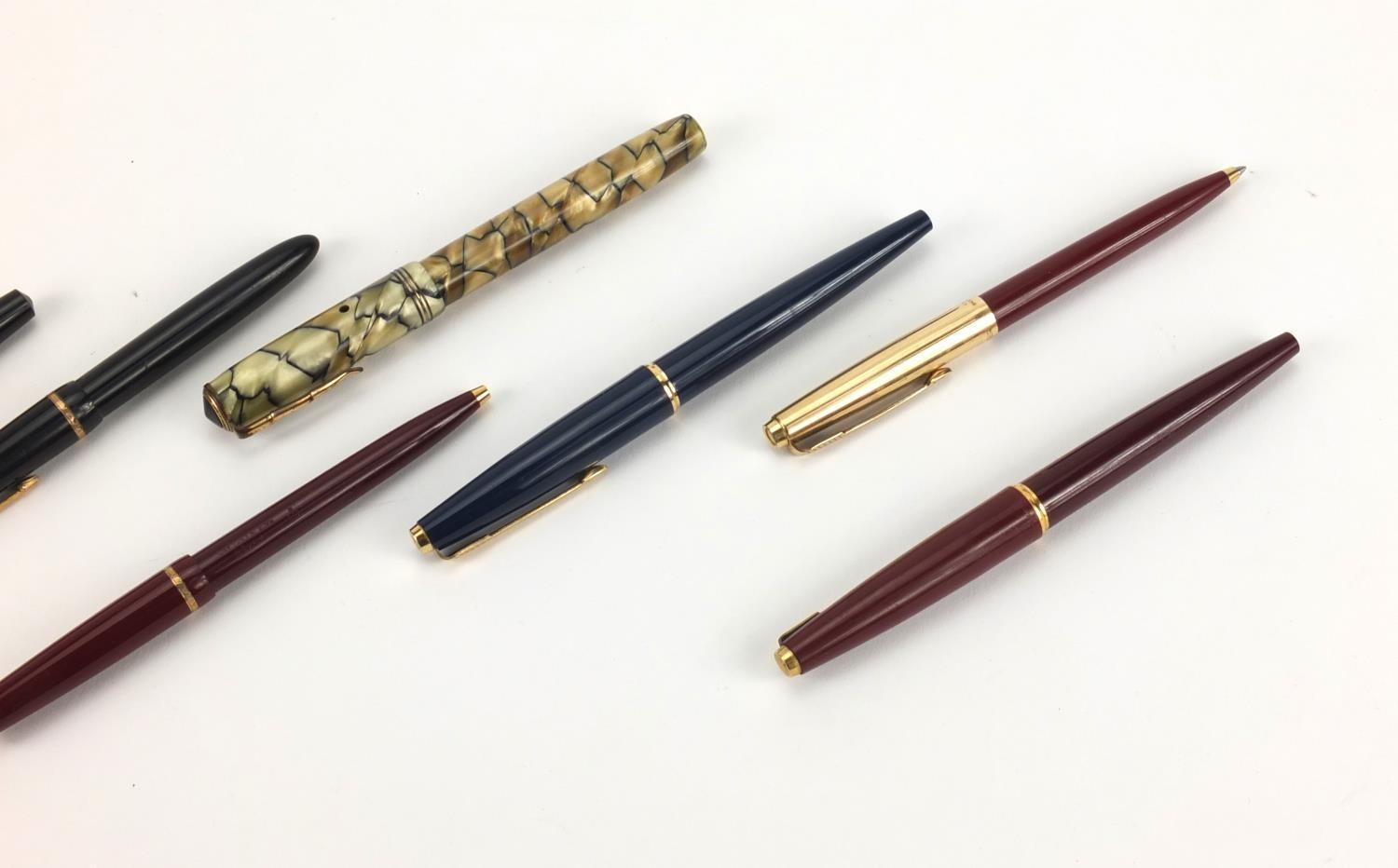 Vintage fountain and ballpoint pens including Parker and a marbleised Valentine example with gold - Image 6 of 10