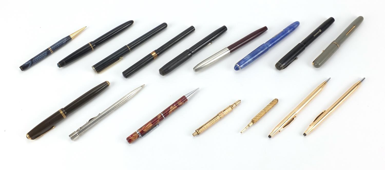 Fountain pens and propelling pencils including two Conway Stewart No.479, Parker duofold, Swan