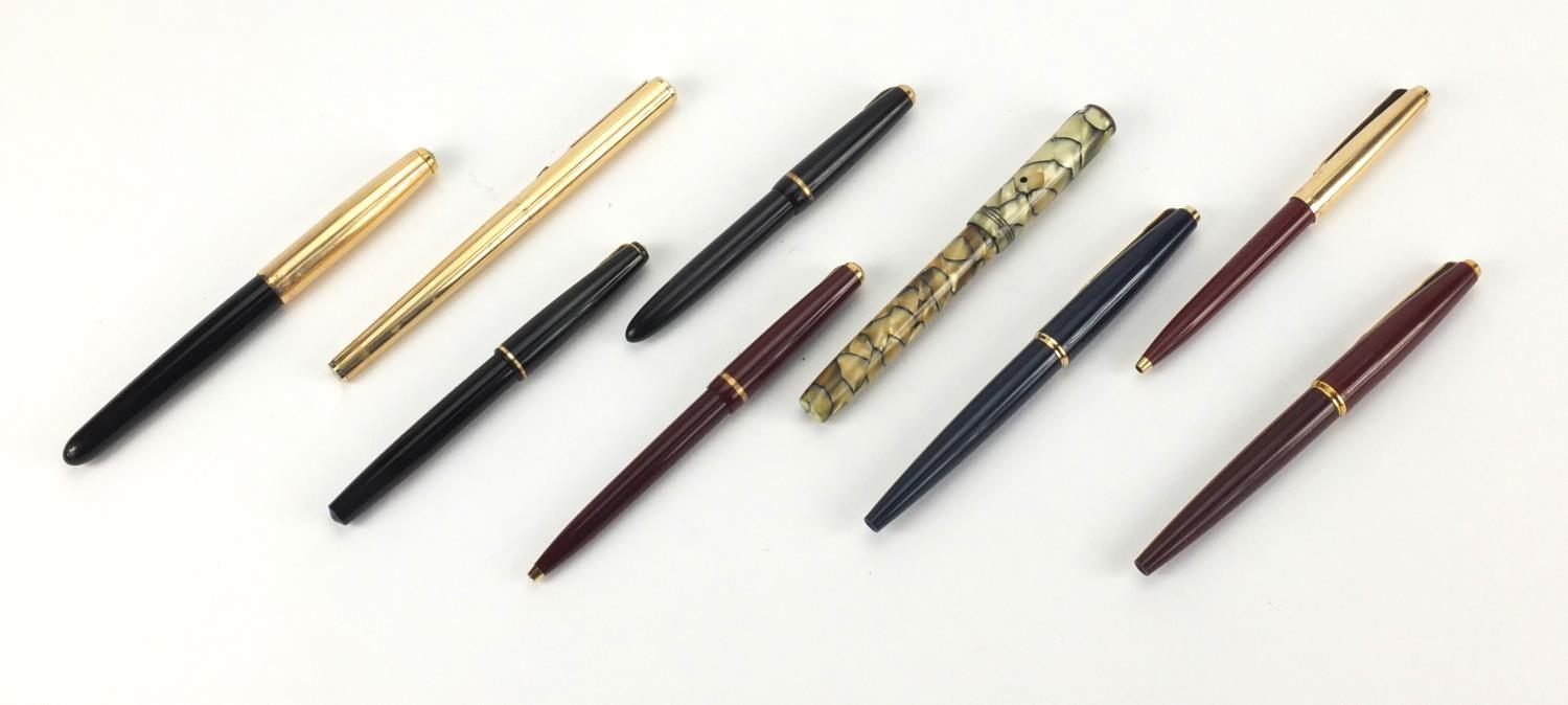 Vintage fountain and ballpoint pens including Parker and a marbleised Valentine example with gold - Image 8 of 10