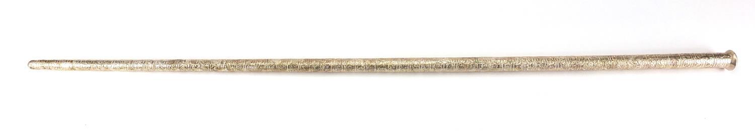 Omani silver walking cane embossed with flowers and foliage, 91cm in length : For further - Image 2 of 6