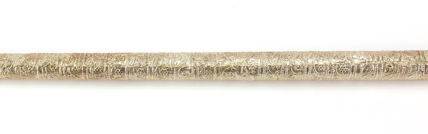 Omani silver walking cane embossed with flowers and foliage, 91cm in length : For further - Image 4 of 6