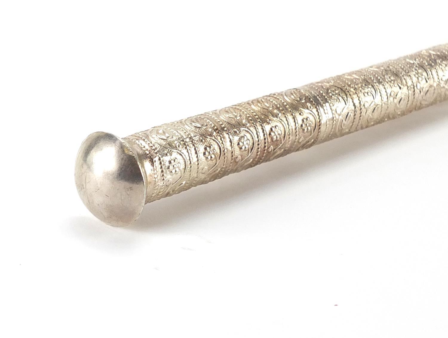 Omani silver walking cane embossed with flowers and foliage, 91cm in length : For further - Image 6 of 6