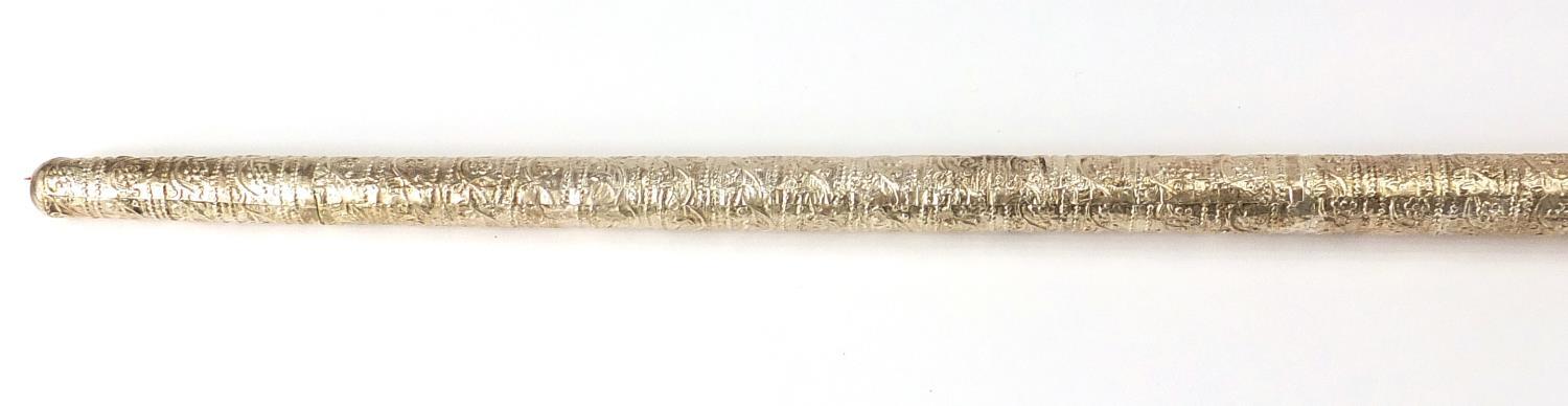 Omani silver walking cane embossed with flowers and foliage, 91cm in length : For further - Image 3 of 6