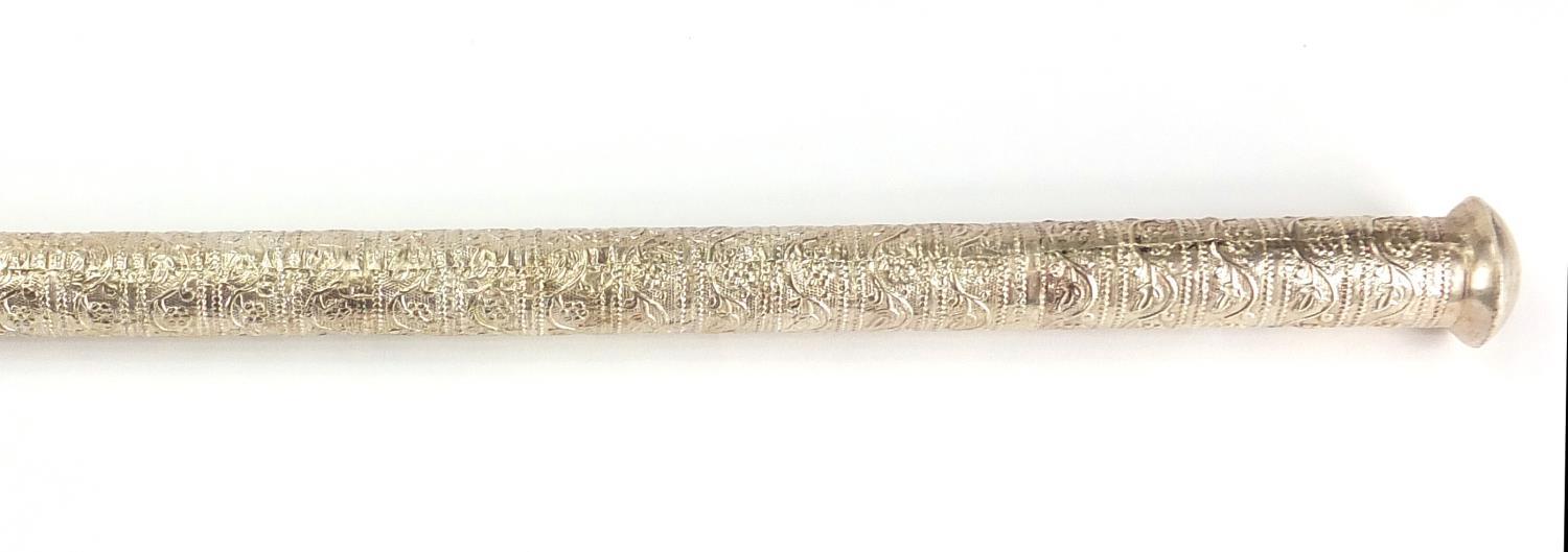 Omani silver walking cane embossed with flowers and foliage, 91cm in length : For further - Image 5 of 6