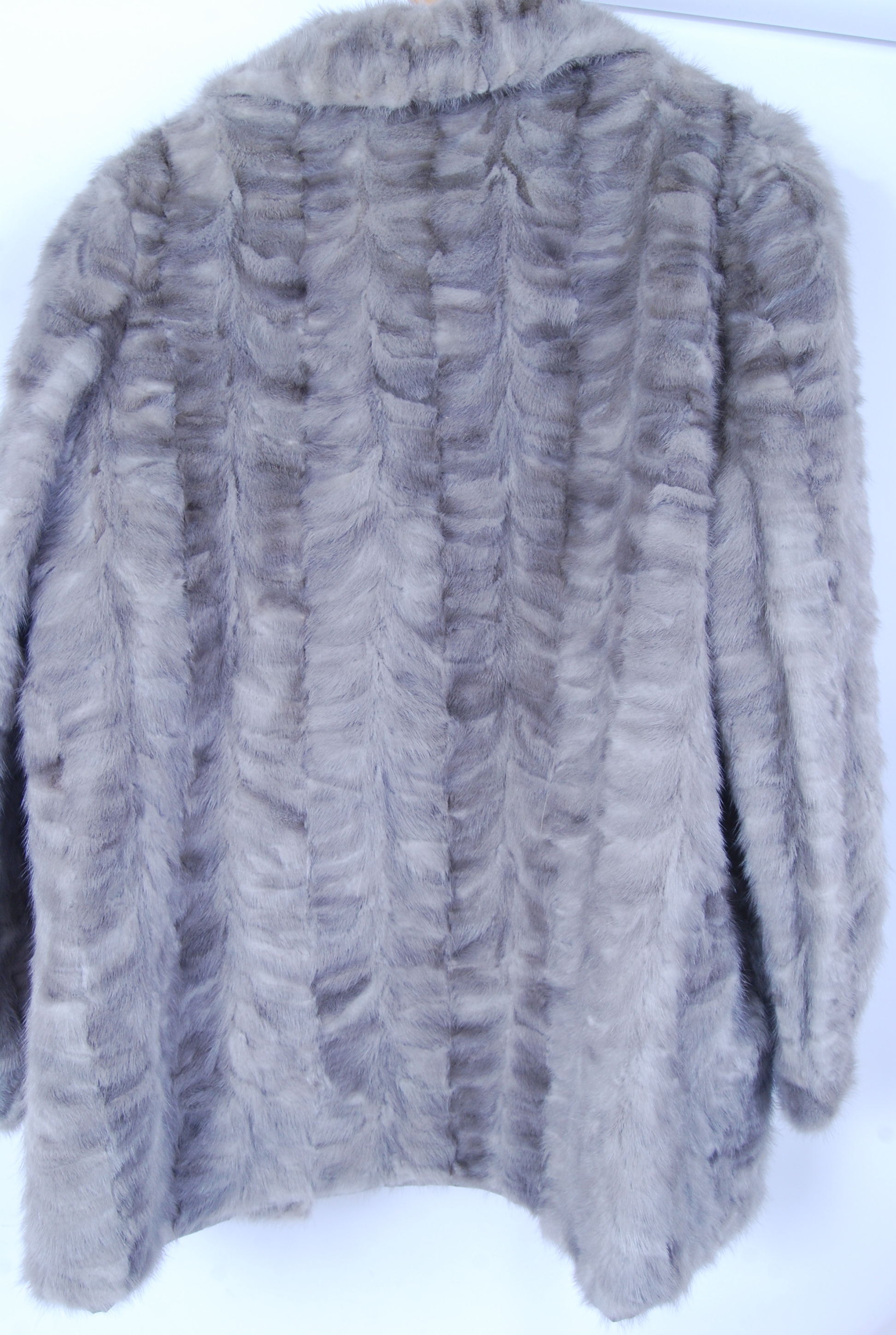 A vintage 20th century ladies hip length fur coat  in a soft grey colour. - Image 3 of 3