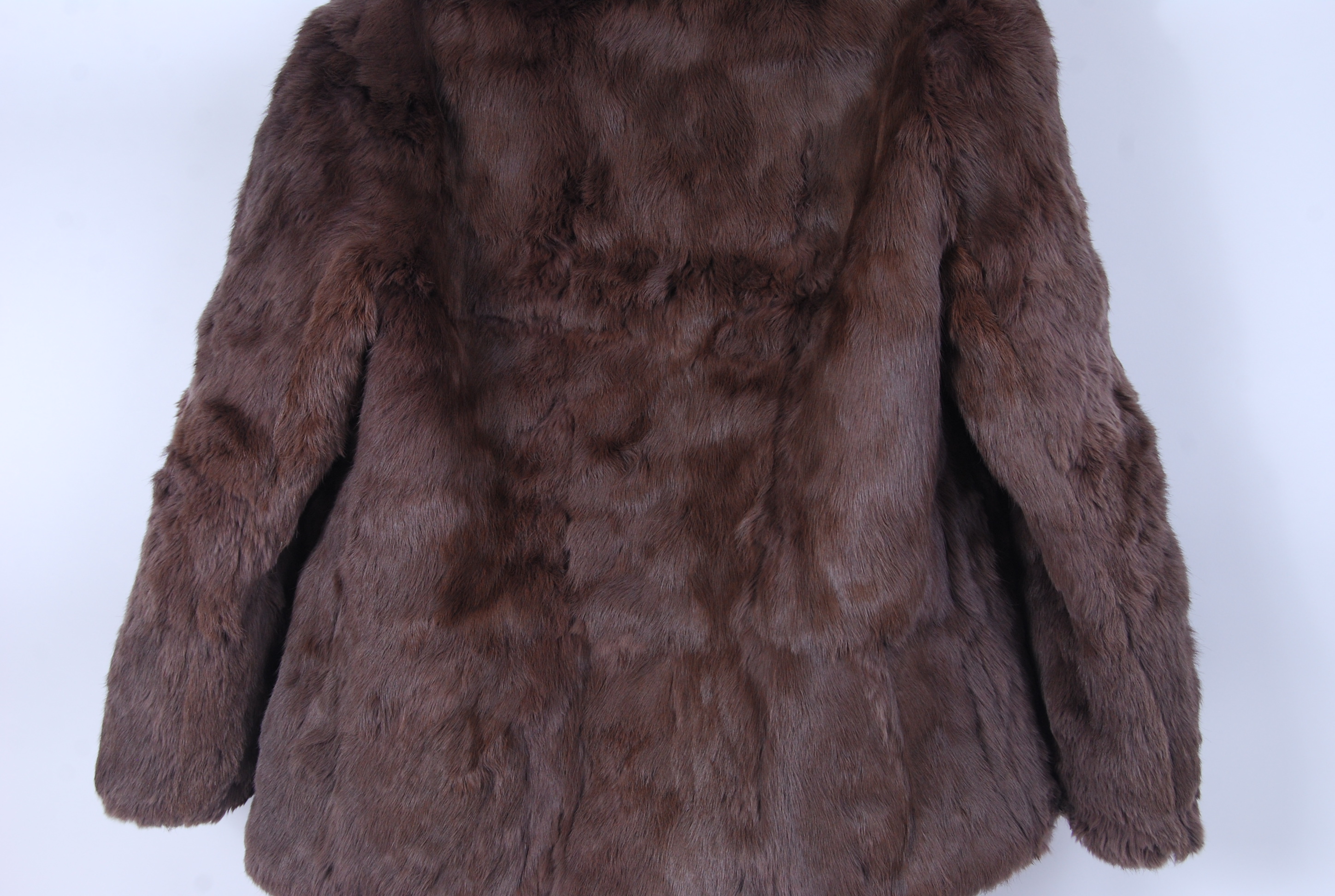 A vintage 20th century ladies hip length fur coat ( possibly rabbit ) in a medium brown colour. ( - Image 4 of 4