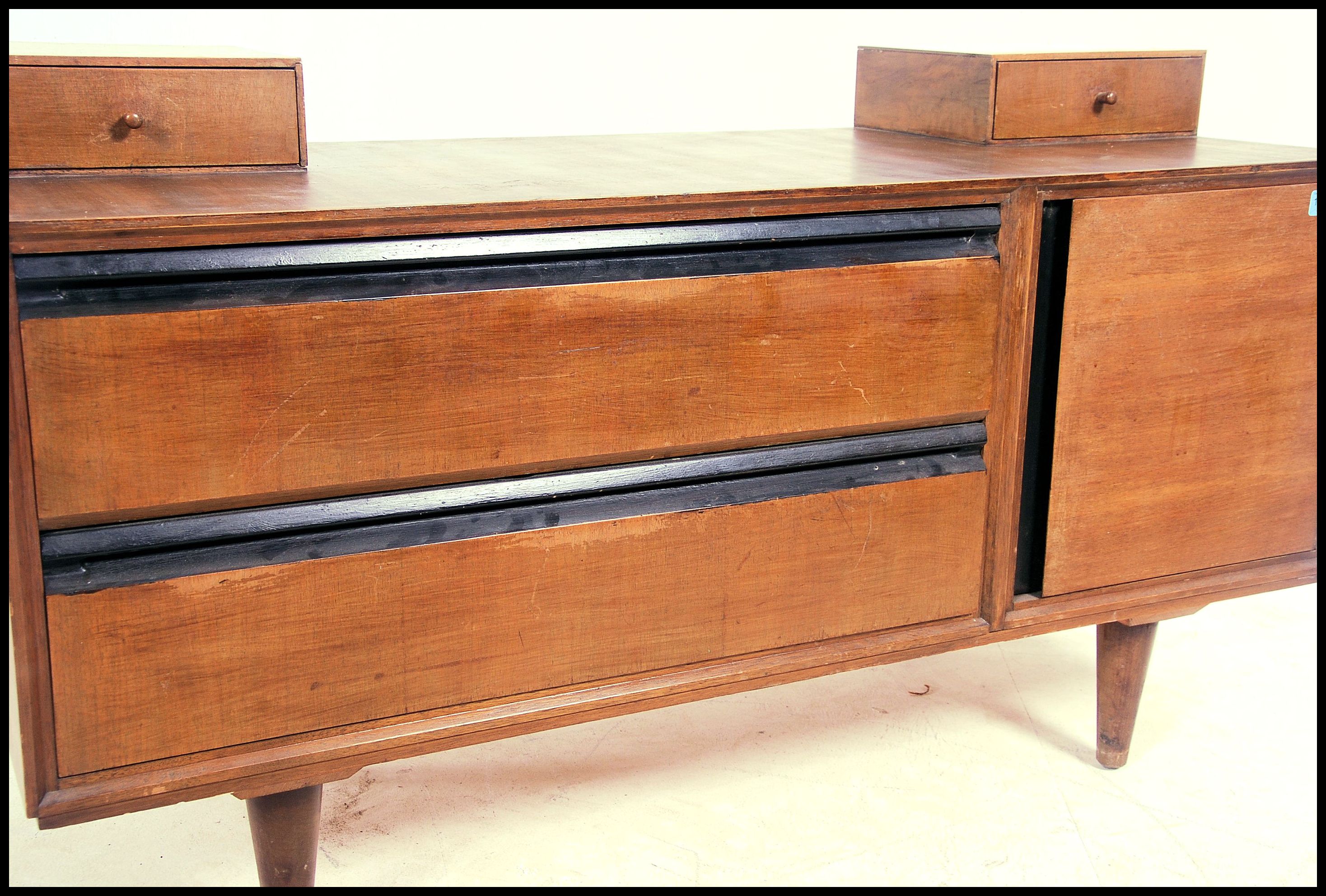 A mid century retro John and Sylvia Reid for Stag C-Range walnut dressing table chest of drawers - Image 4 of 4