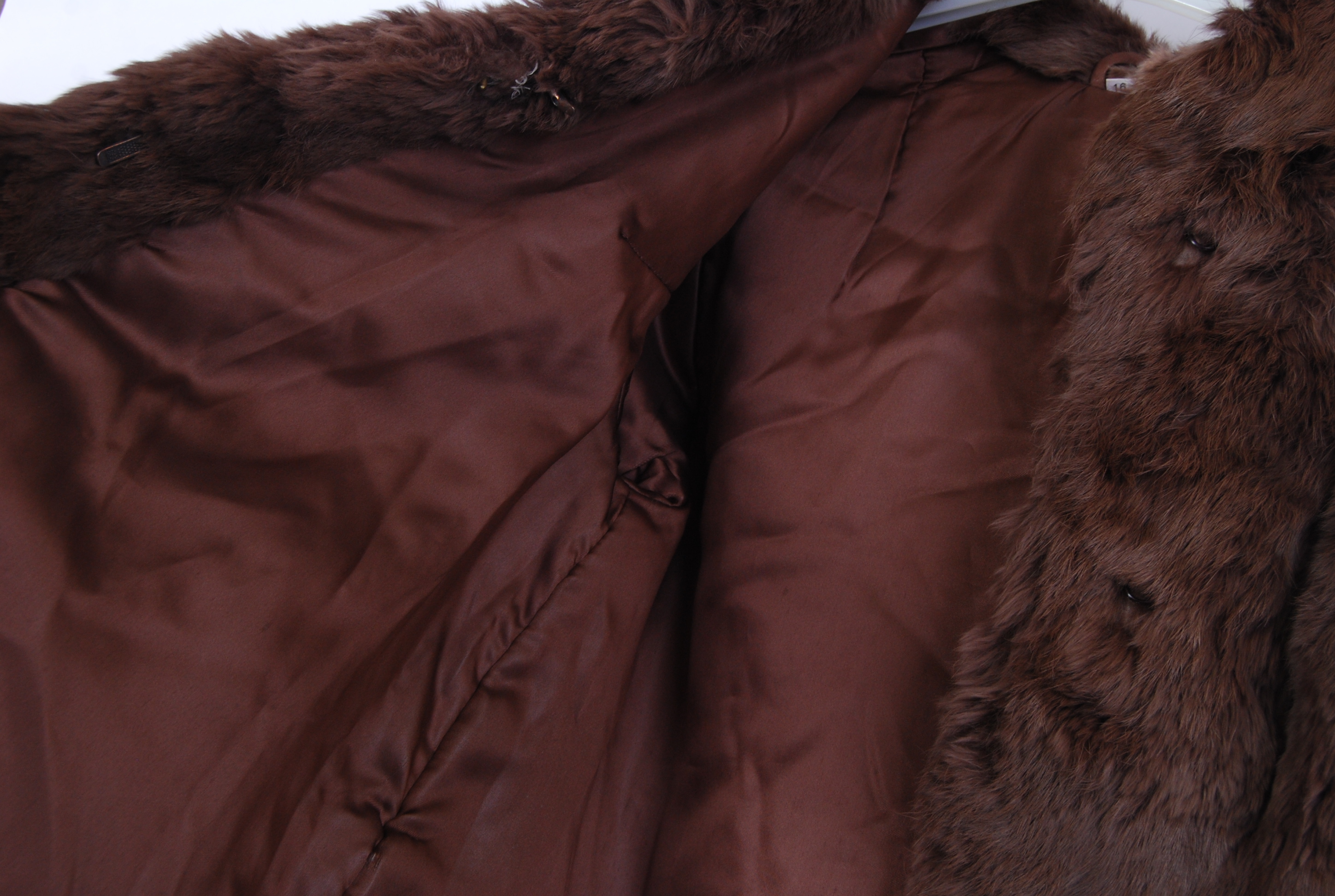 A vintage 20th century ladies hip length fur coat ( possibly rabbit ) in a medium brown colour. ( - Image 2 of 4