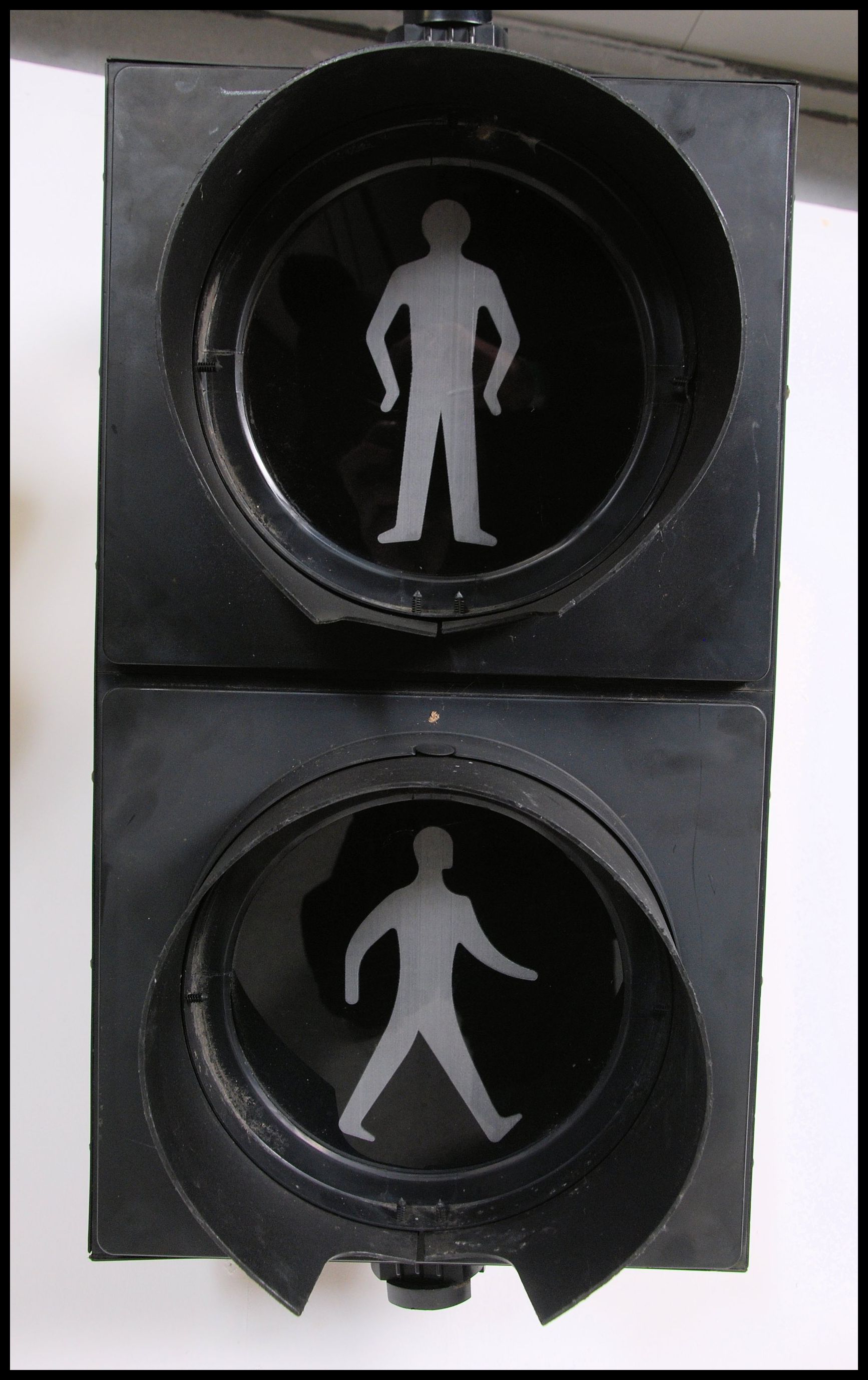 A pair of 20th century / modern LED Industrial traffic lights , the circular screes with hoods set - Image 3 of 4