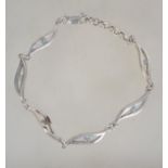 A contemporary silver 925 bracelet chain