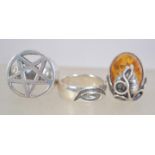 3 silver rings to include a cabochon amb