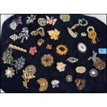 A good collection of vintage costume / dress jewellery brooches and necklaces to include many