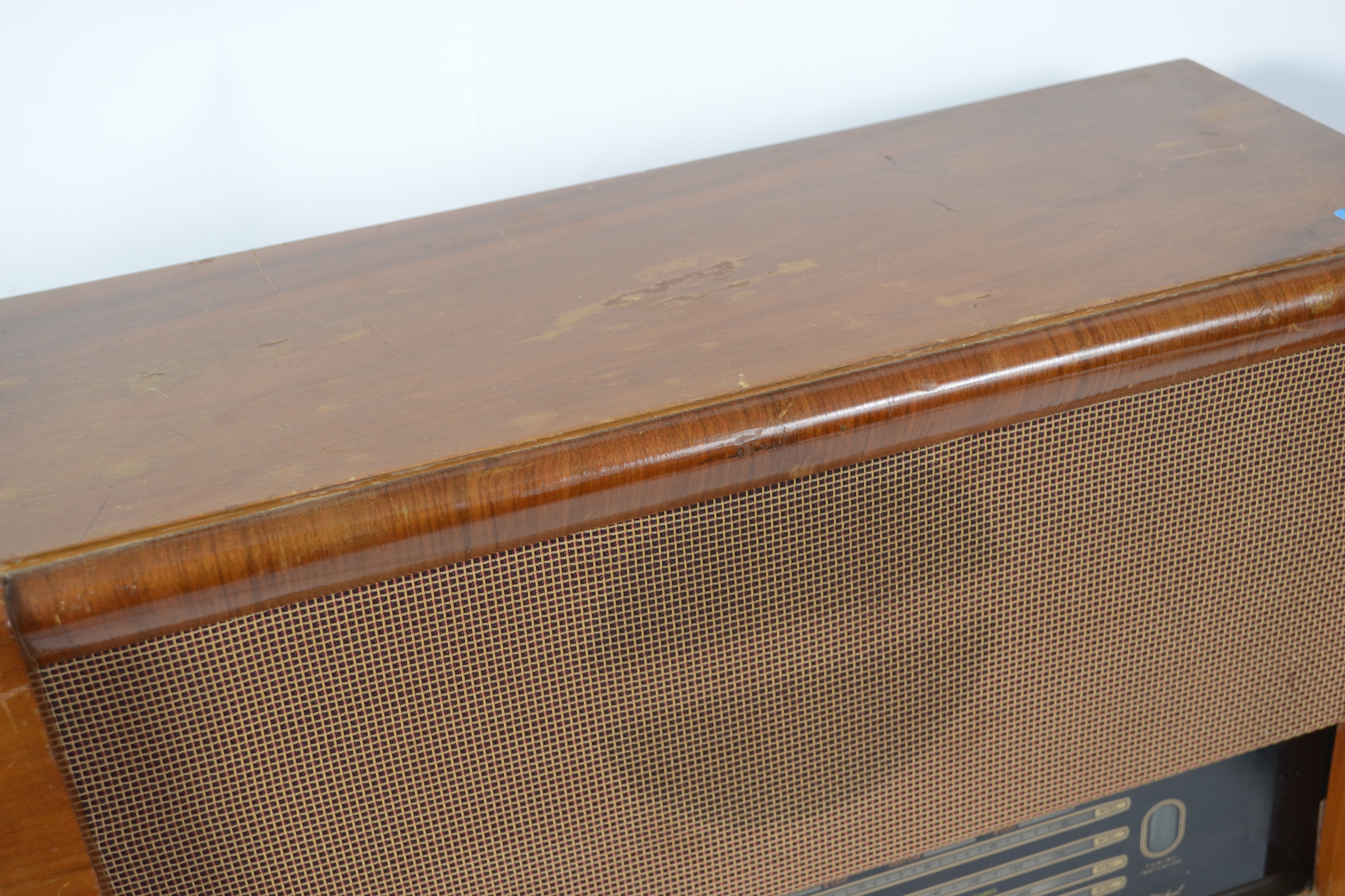 A vintage 20th century Art Deco walnut cased radio by McMichael having a decorative face within - Image 3 of 4