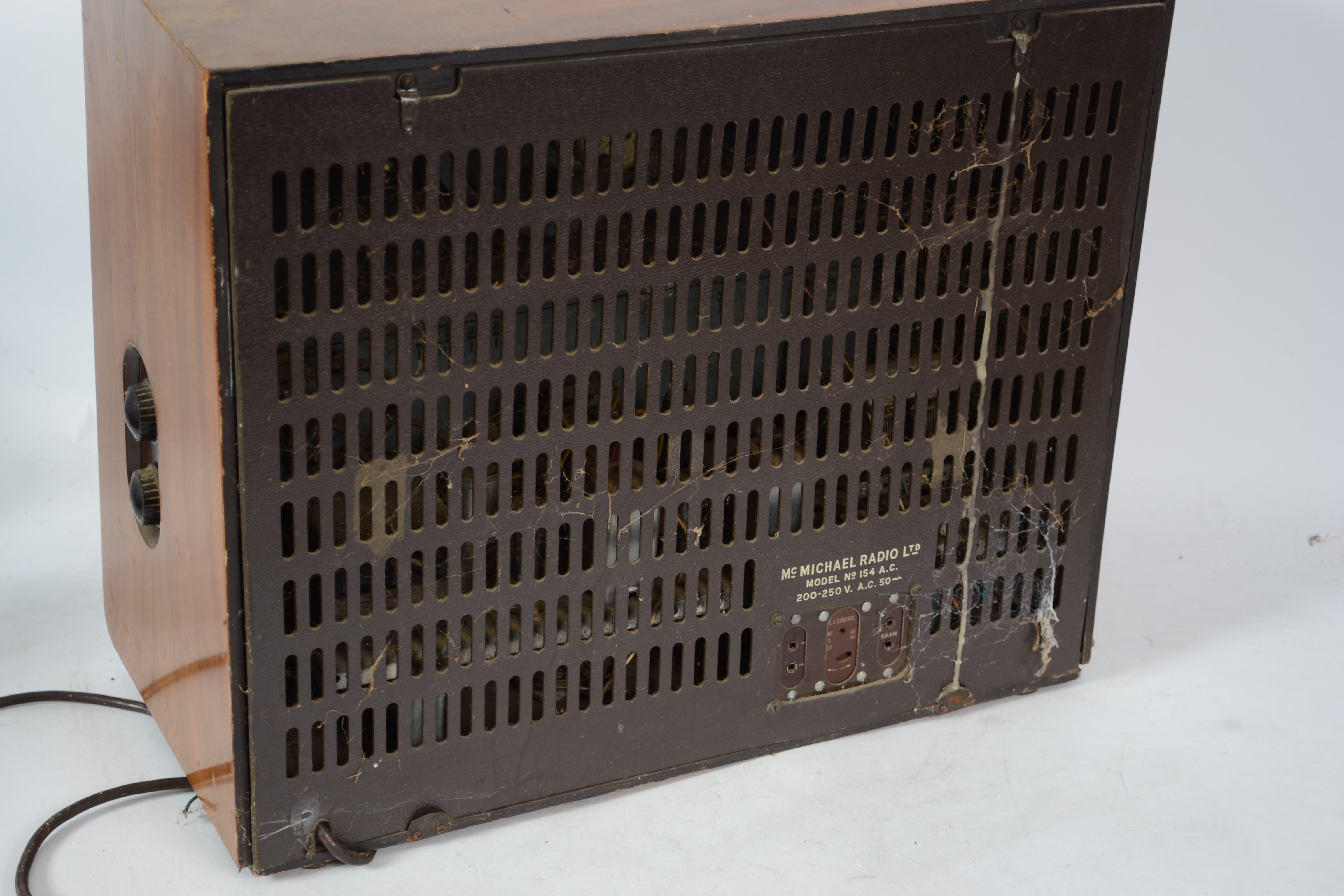 A vintage 20th century Art Deco walnut cased radio by McMichael having a decorative face within - Image 4 of 4