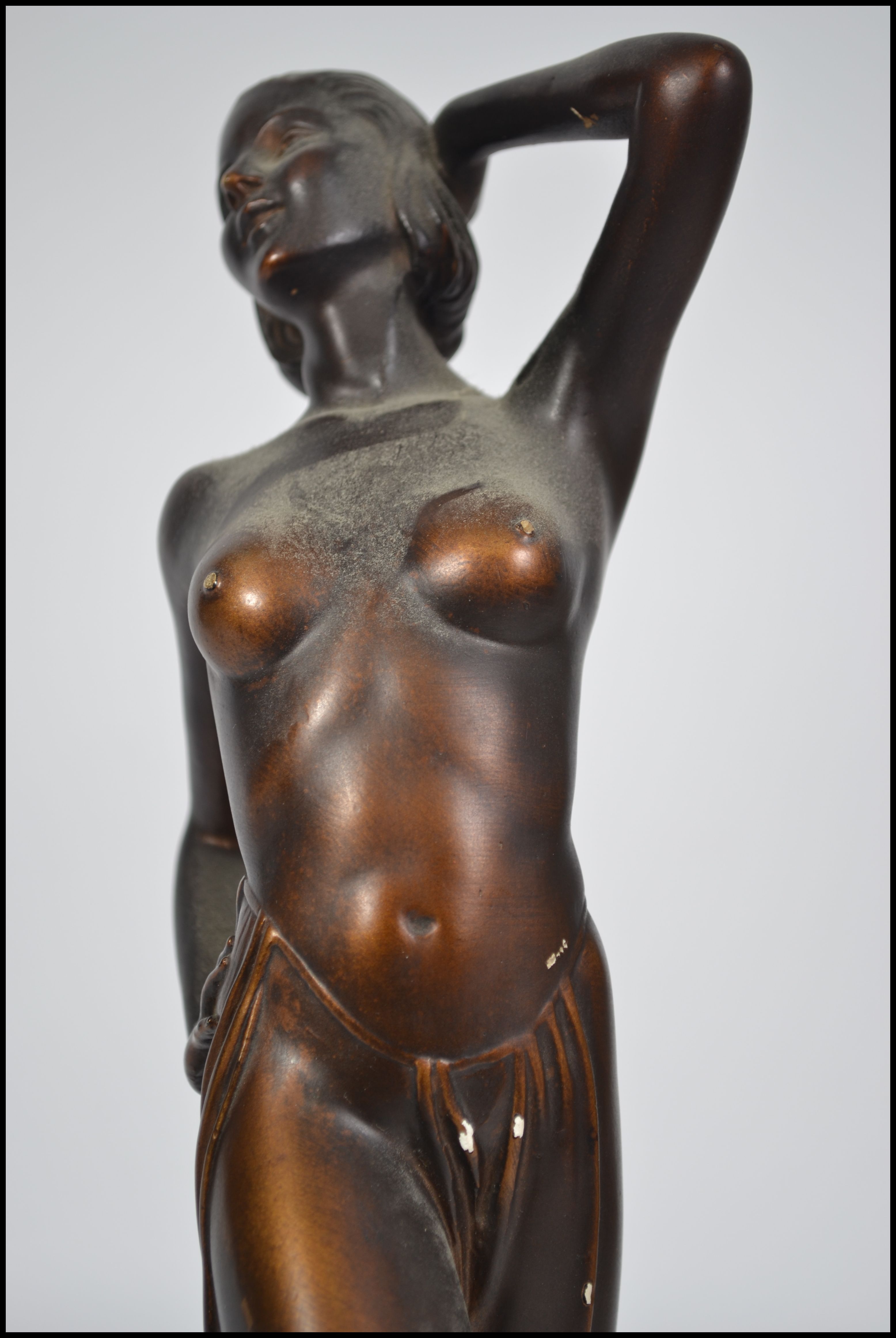A 1930's Art Deco Leonardi gold plaster nude figur - Image 2 of 5