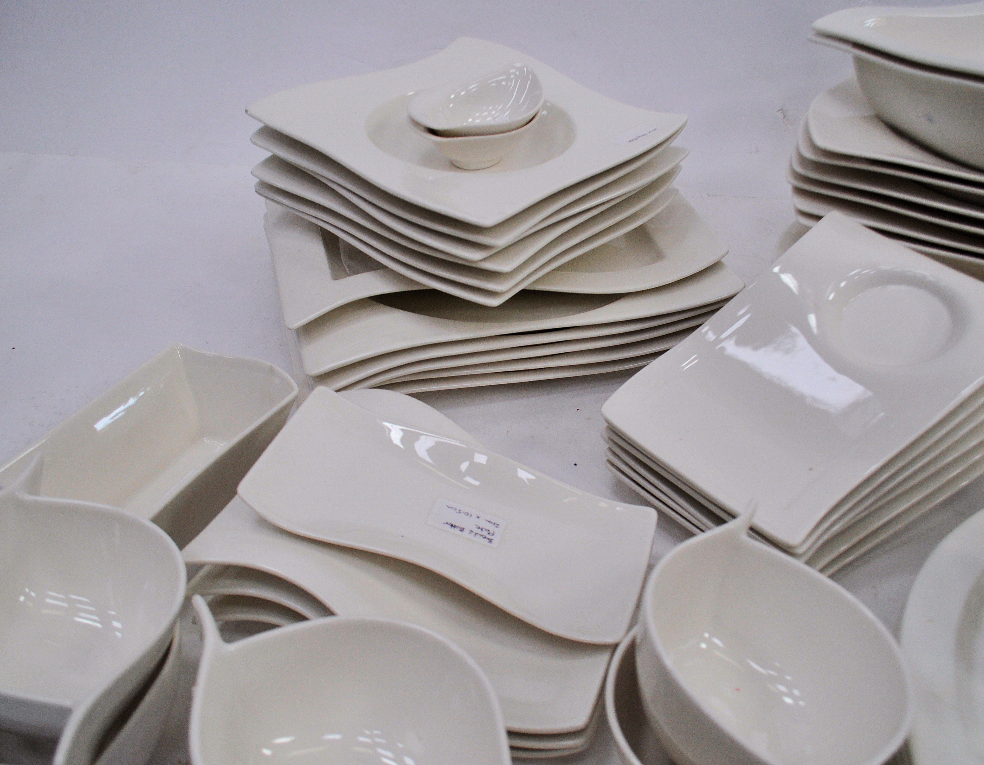 A stunning extensive Villeroy & Boch ' New Wave Premium ' dinner and tea service, 135 pieces in - Image 4 of 6
