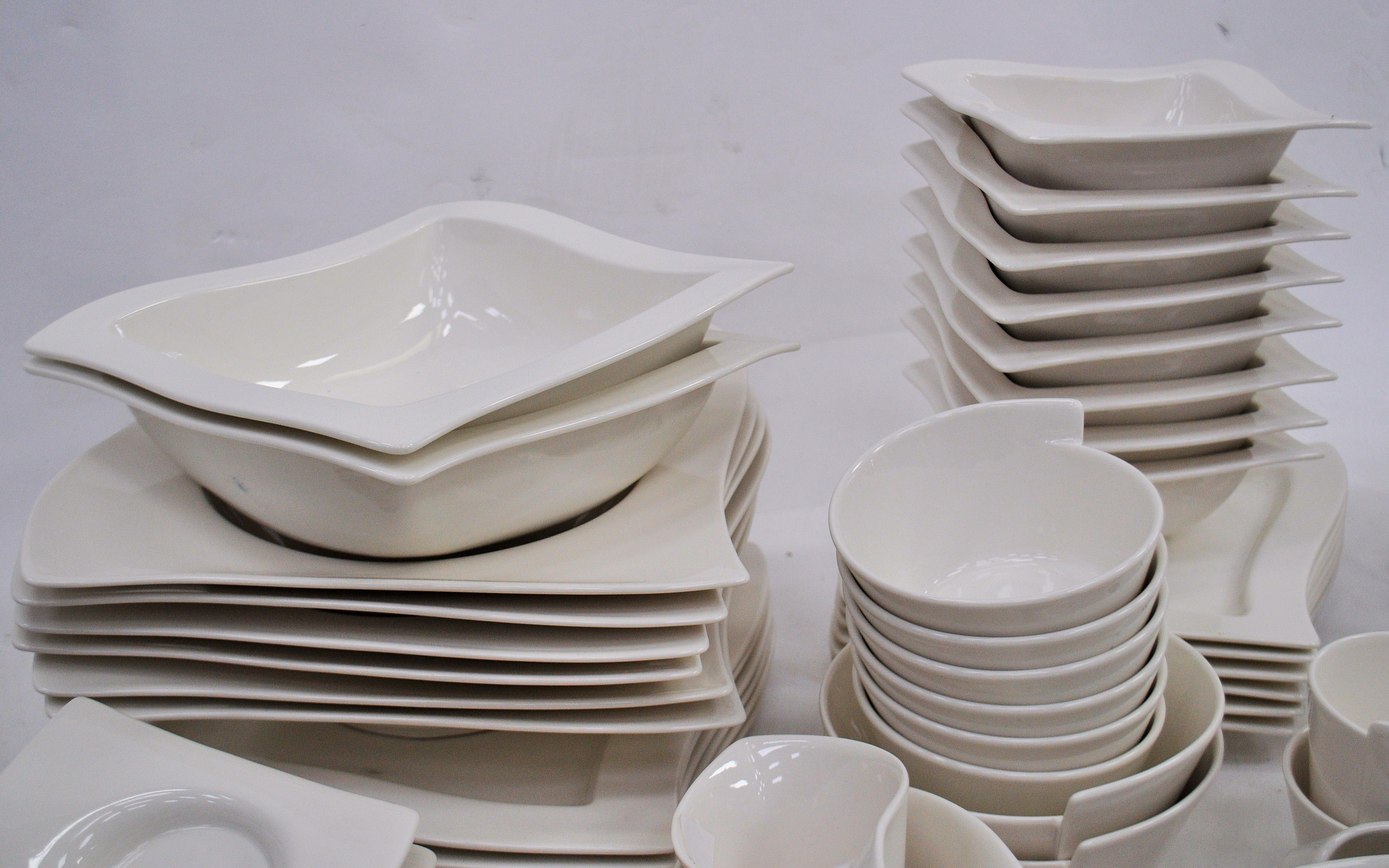 A stunning extensive Villeroy & Boch ' New Wave Premium ' dinner and tea service, 135 pieces in - Image 5 of 6