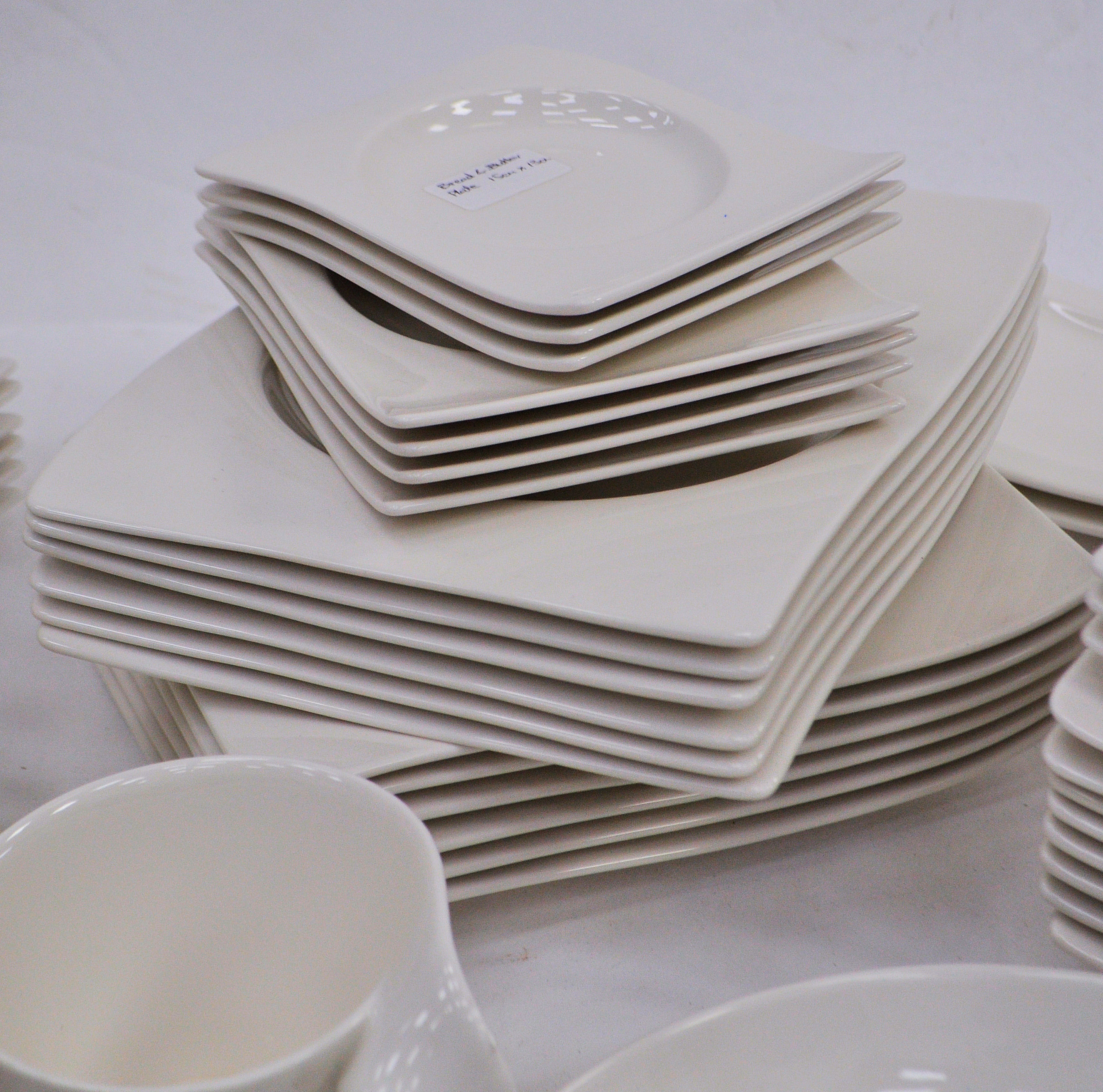 A stunning extensive Villeroy & Boch ' New Wave Premium ' dinner and tea service, 135 pieces in - Image 3 of 6
