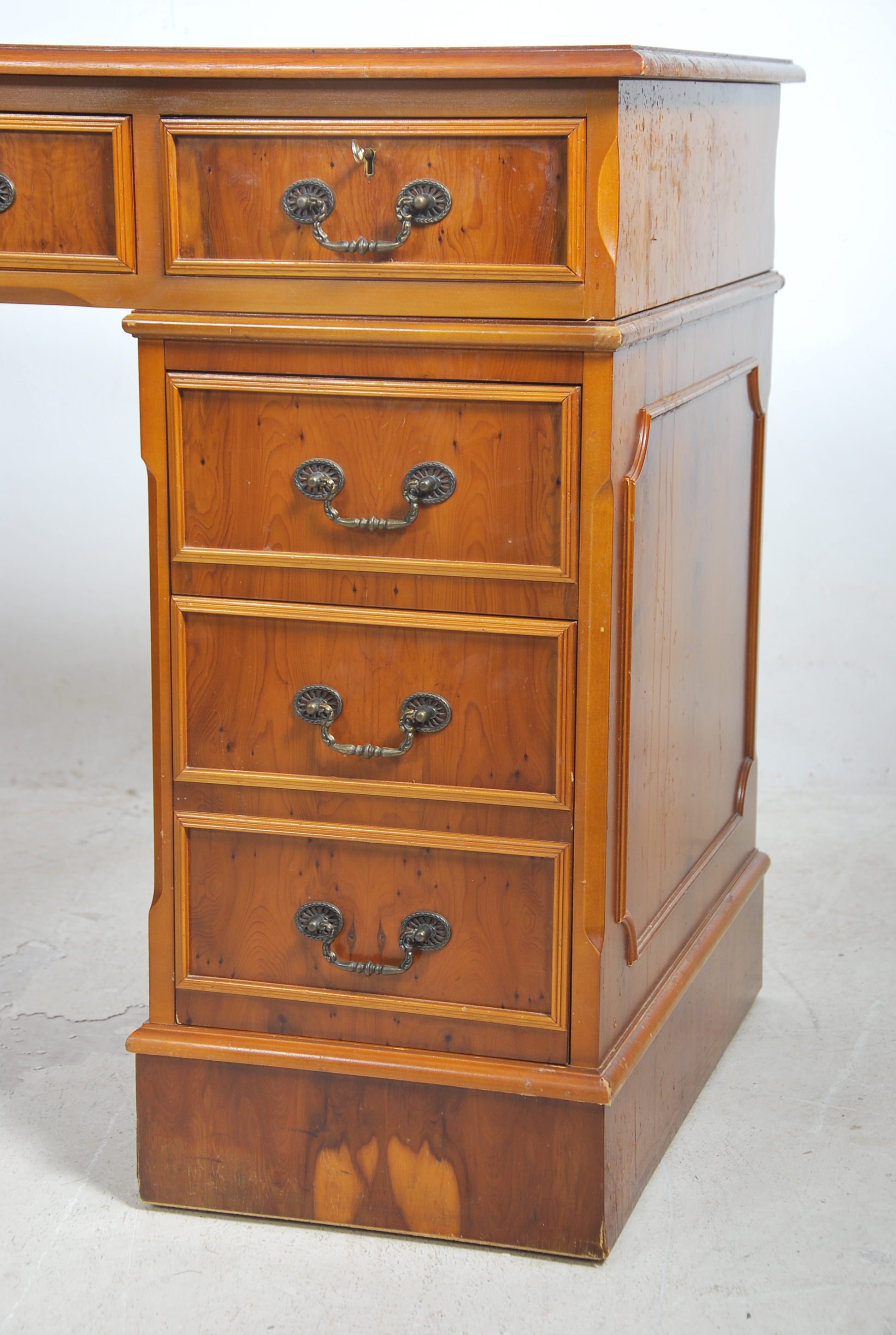 An antique Georgian style mahogany yew wood twin p - Image 4 of 4