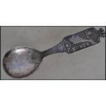 A 930 marked silver Scandinavian caddy spoon marked Norge. Length 13cms / weight 26.8g