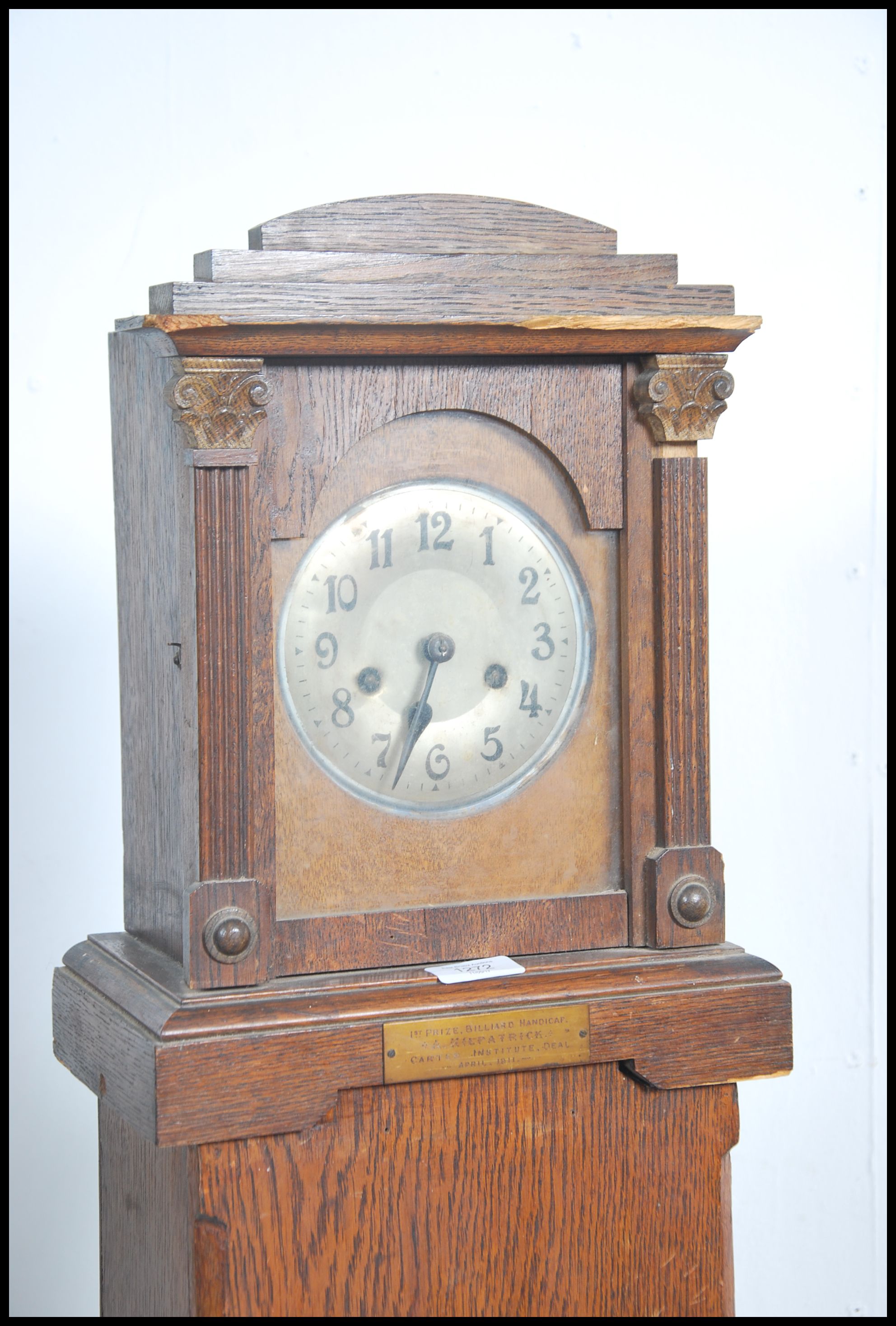 An early 20th century oak cased mantel clock with - Bild 2 aus 5