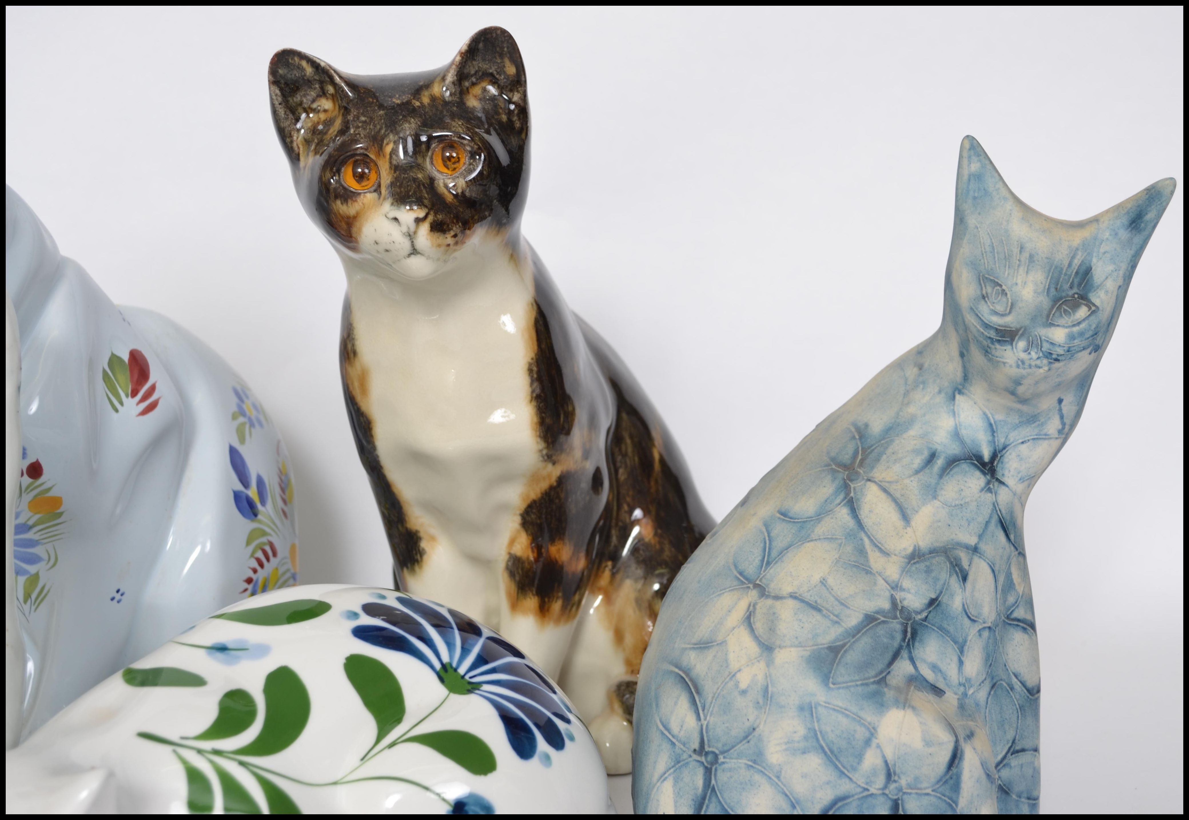 A group of ceramic cats to include a HB Henriot Quimper cat, a Dansk cat, a large Minton cat with - Image 3 of 5