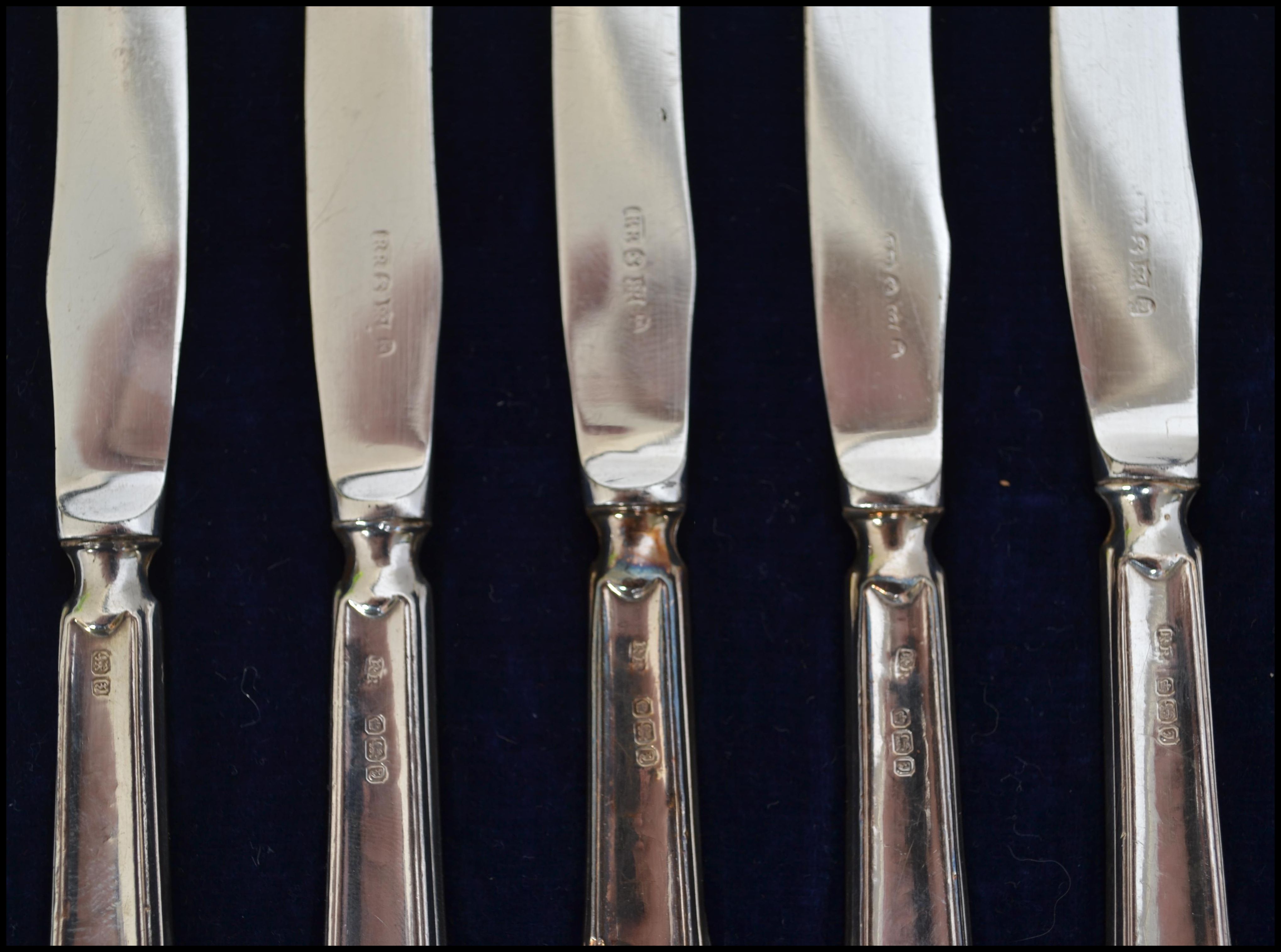 A cased set of 6 silver hallmarked knives complete - Image 4 of 4