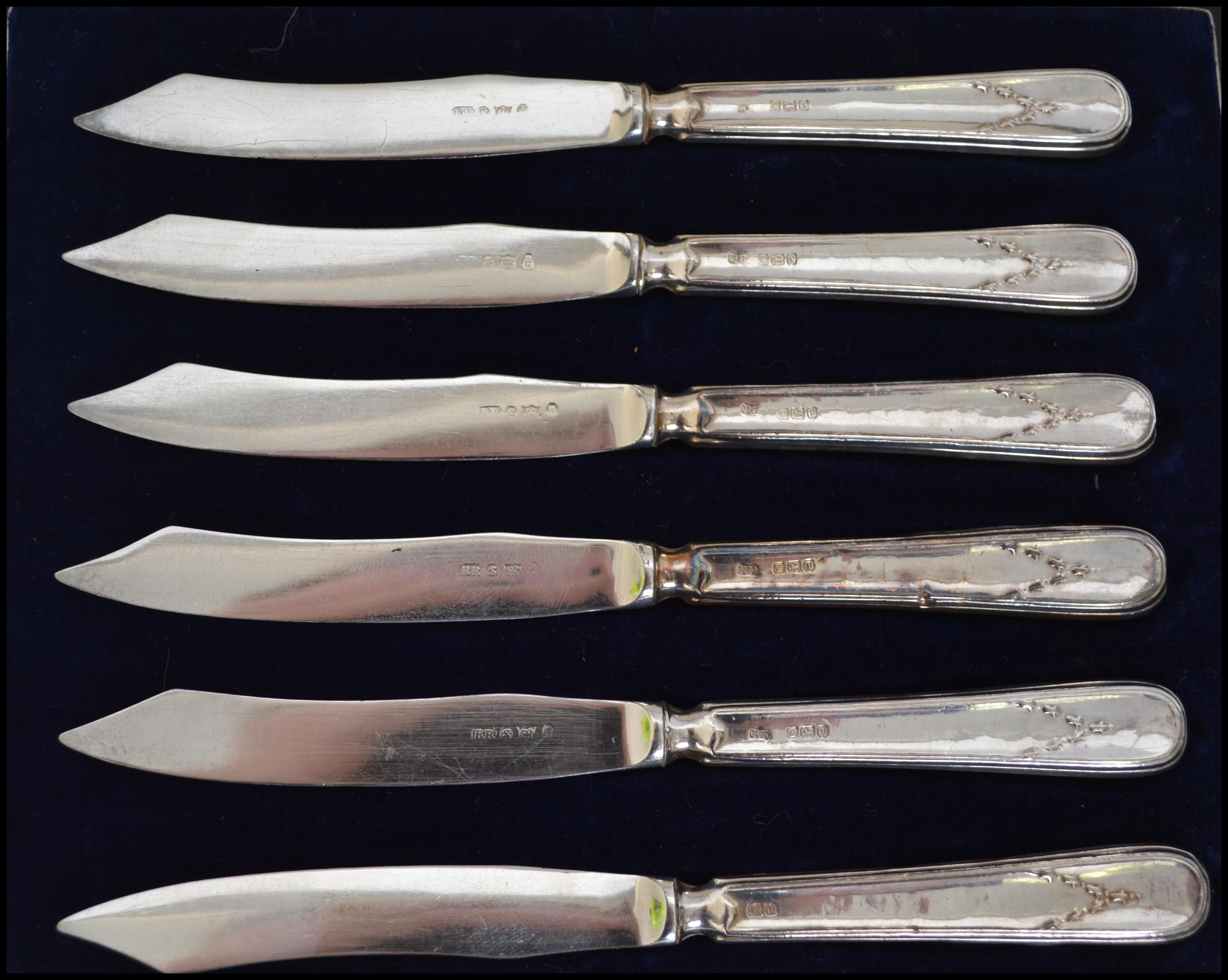 A cased set of 6 silver hallmarked knives complete - Image 3 of 4