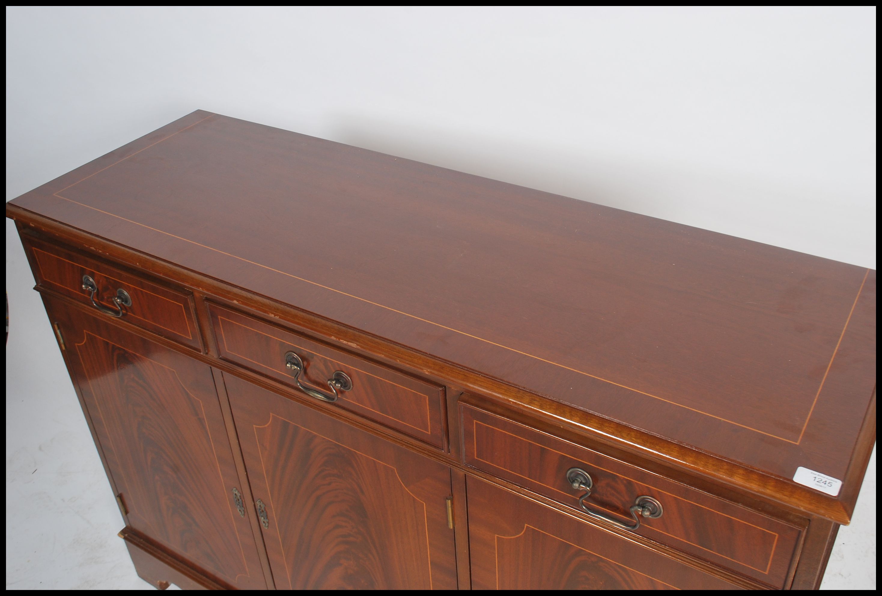 A Georgian style mahogany inlaid sideboard of small proportions being raised on a plinth base with - Image 3 of 4
