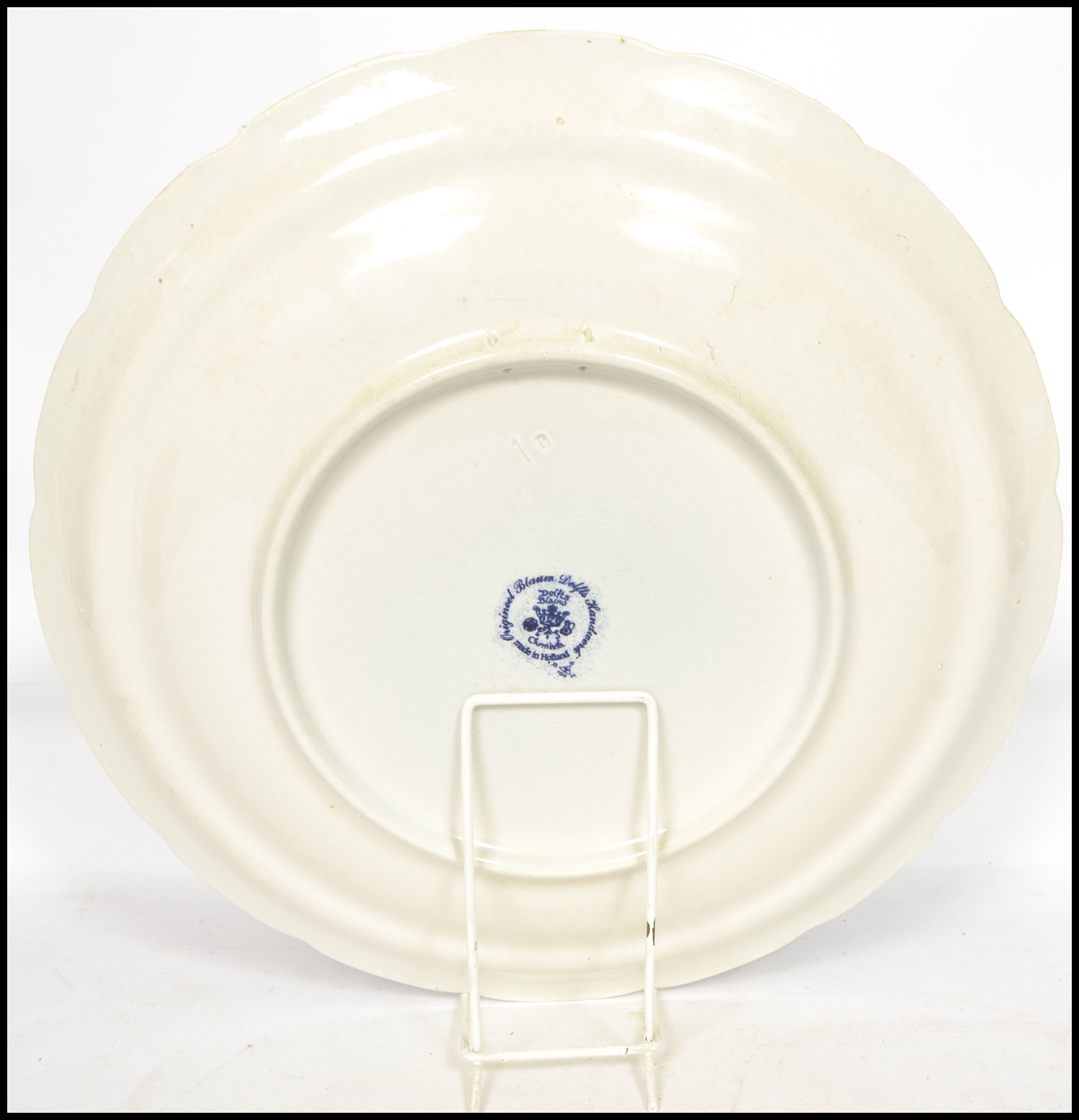 A 20th century Delft ceramic wall hanging charger plate having a central tondo depicting a - Image 4 of 5