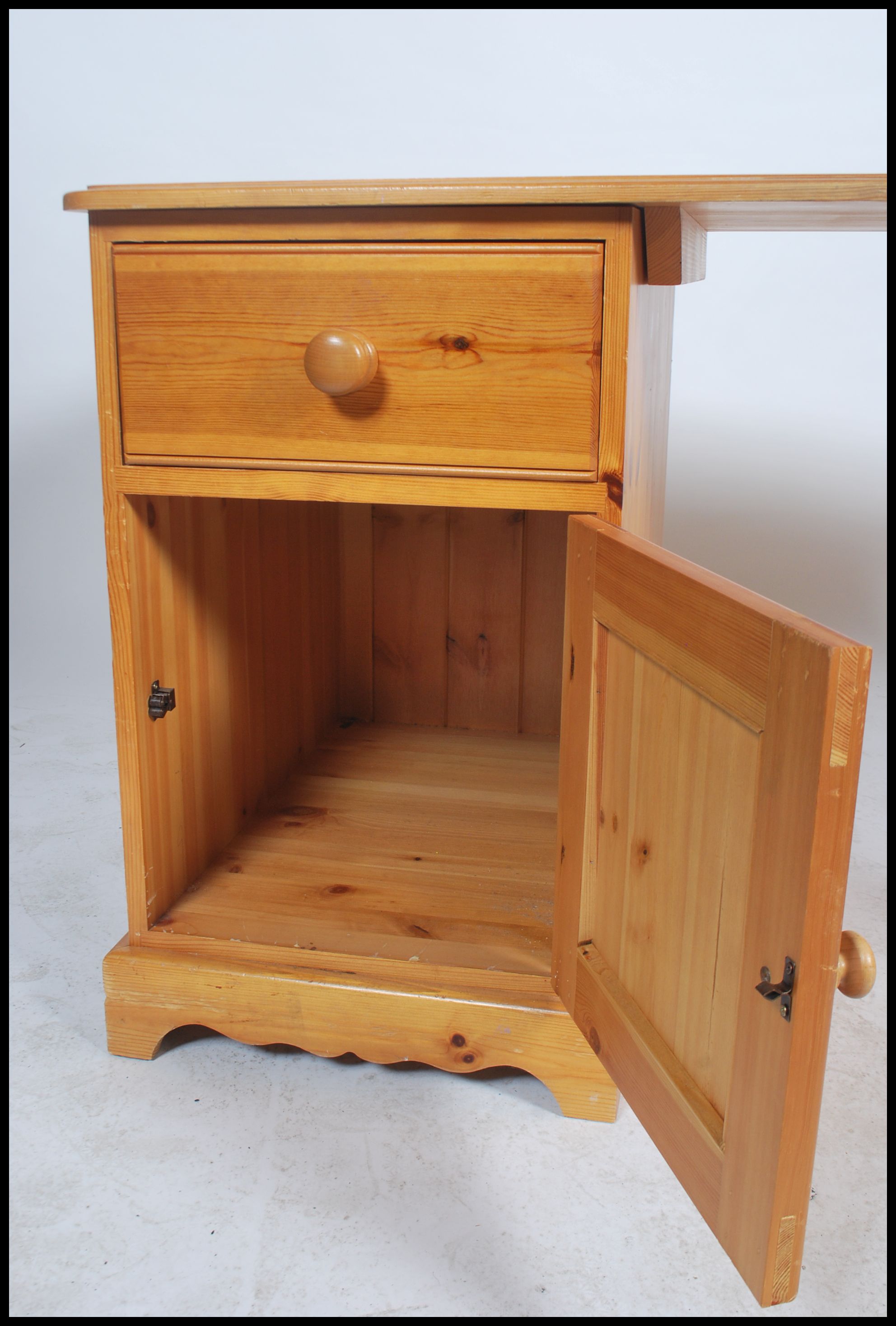 A 20th century contemporary twin pedestal pine knee hole desk having an arrangement of drawers - Image 4 of 5