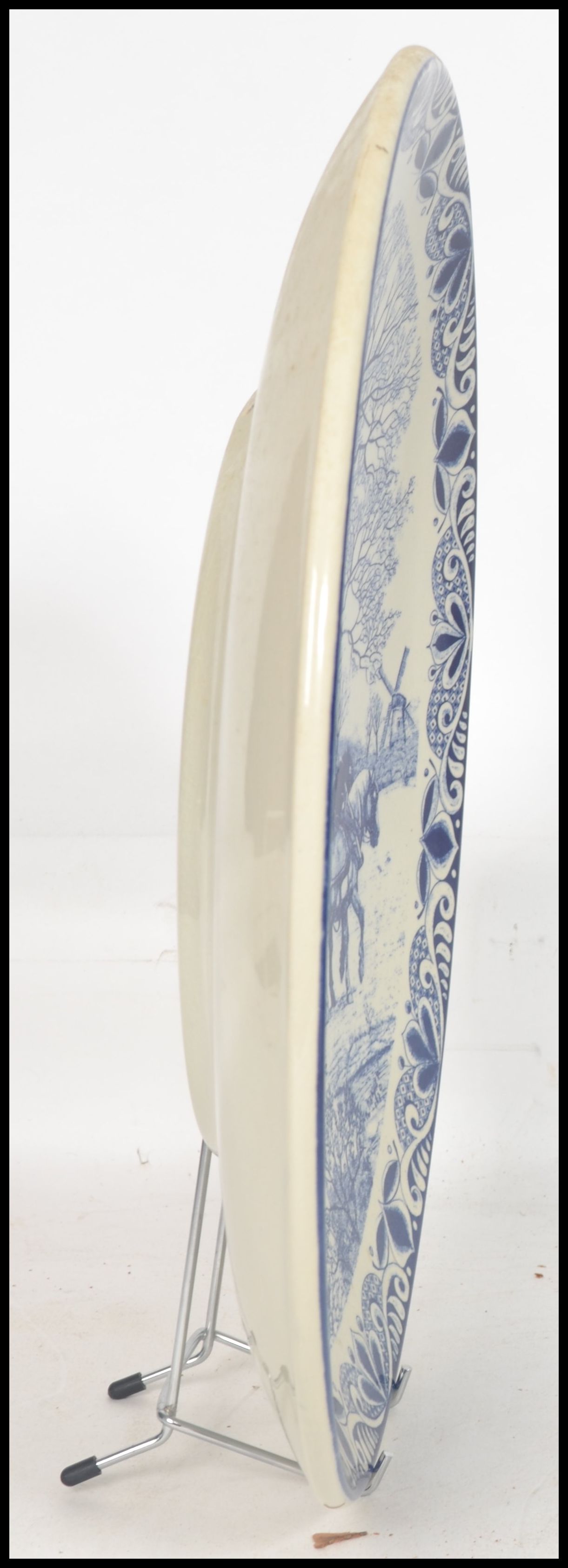 Two 20th century Delft ceramic wall hanging charger plates each having a central tondo depicting - Image 6 of 10