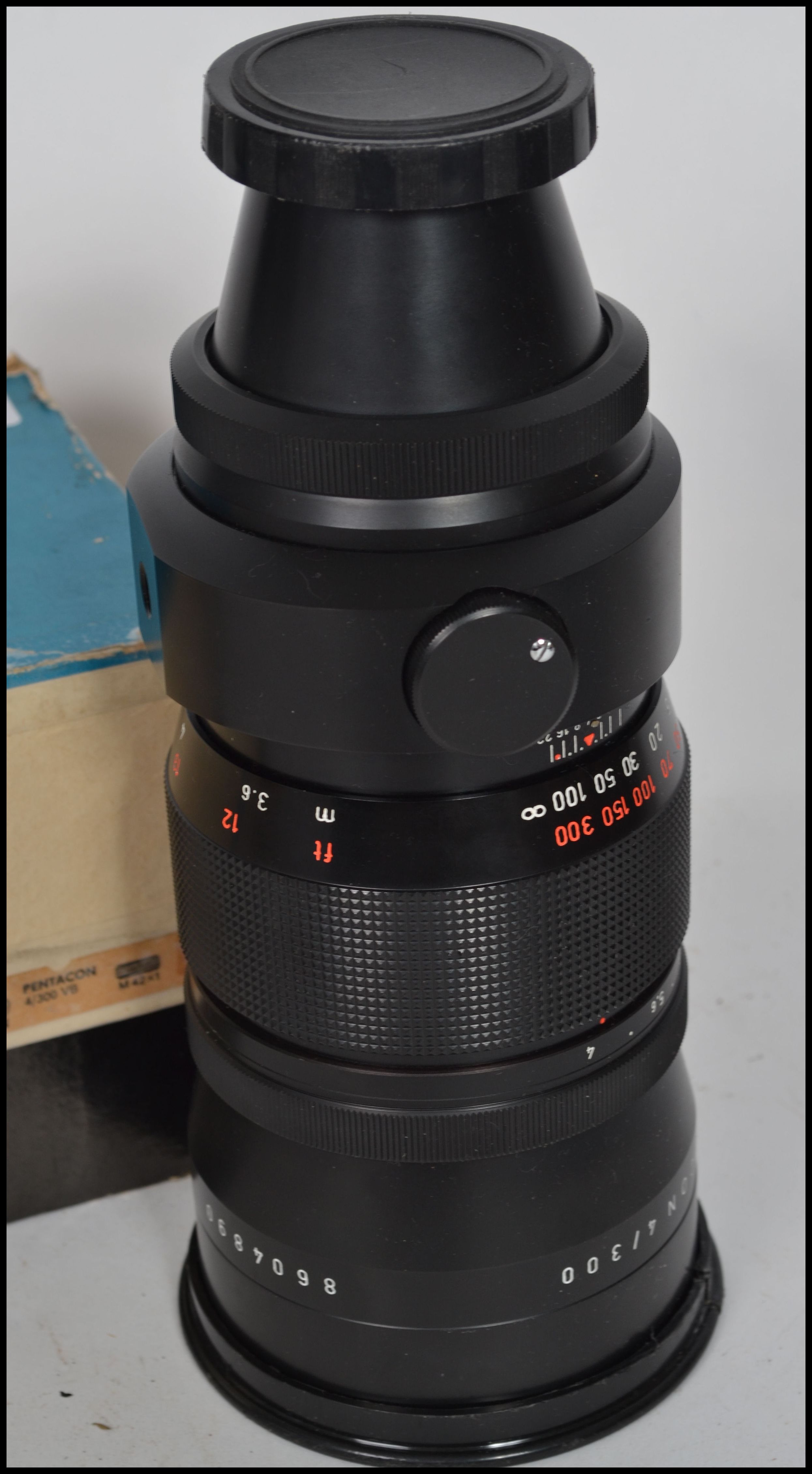 A vintage Pentacon Objektive 4/300 VB M42 X 1 Camera Telephoto Lens complete in the original box. - Image 3 of 4