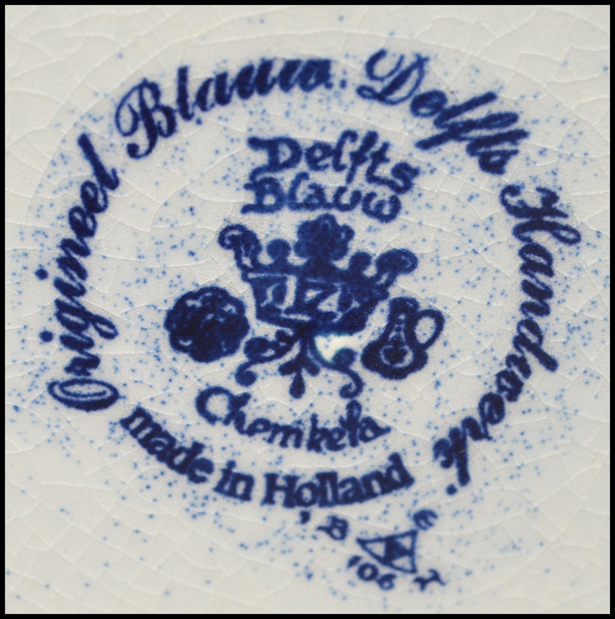 A 20th century Delft ceramic wall hanging charger plate having a central tondo depicting a - Image 5 of 5