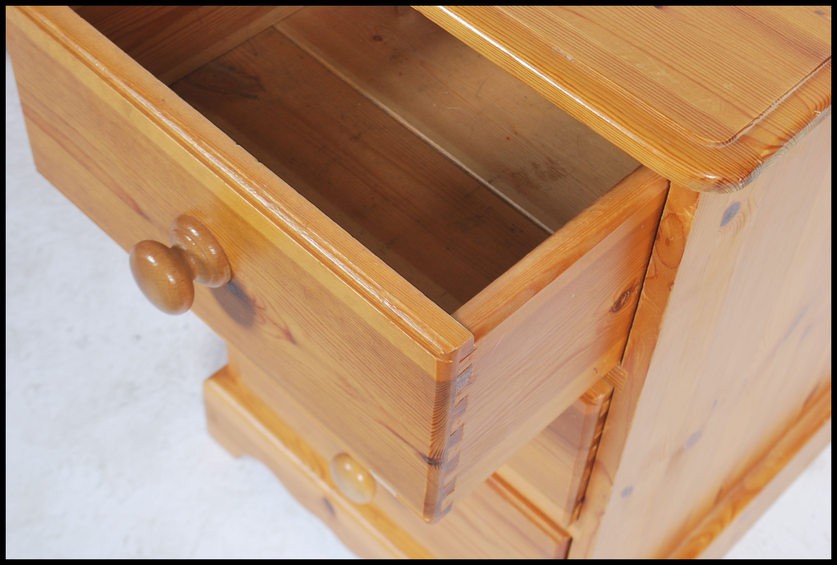 A 20th century contemporary twin pedestal pine knee hole desk having an arrangement of drawers - Image 3 of 5