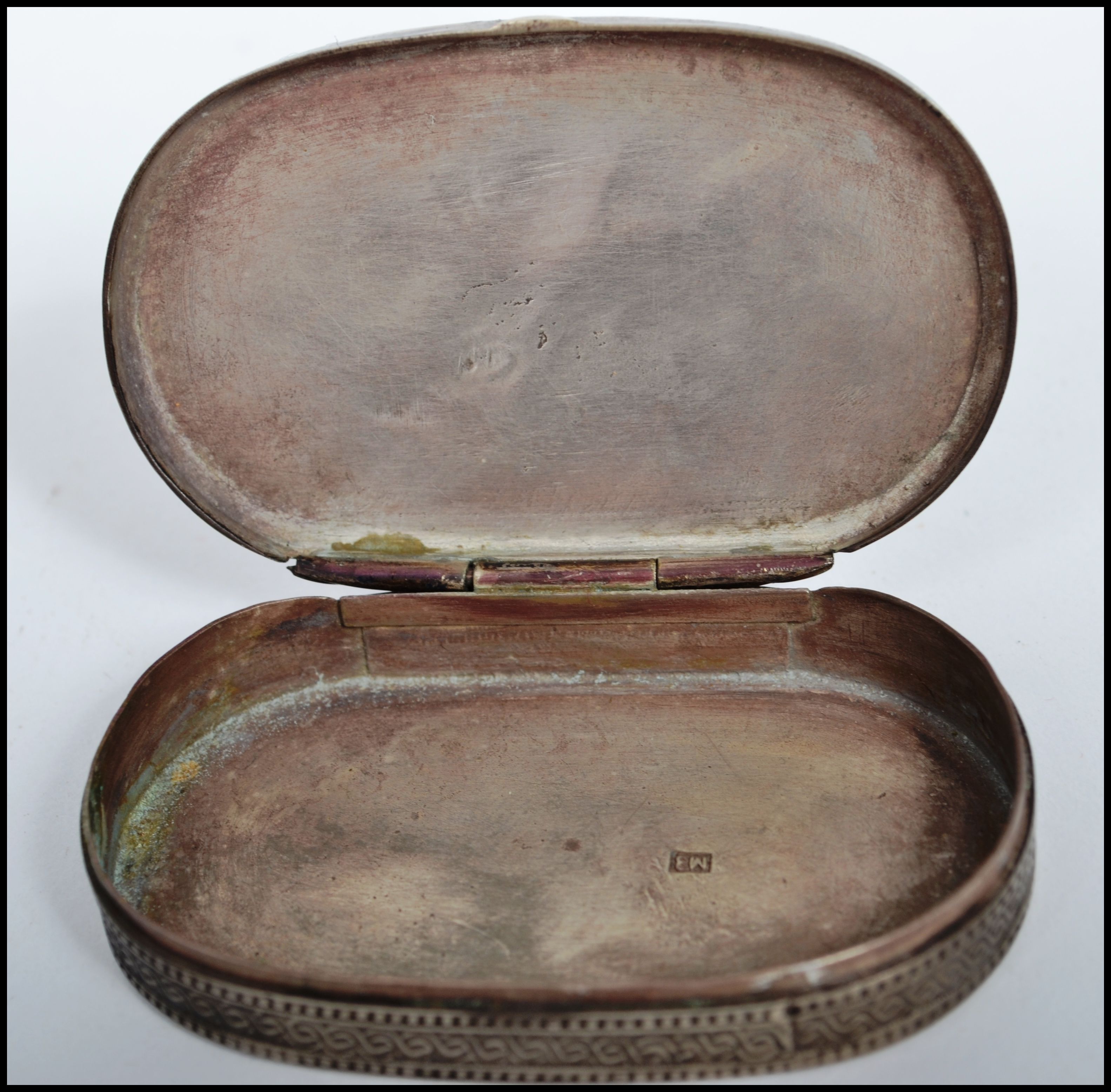 A possible Russian enamel and silver white metal snuff  / pill pot, fitted with a hinged enamel - Image 2 of 4