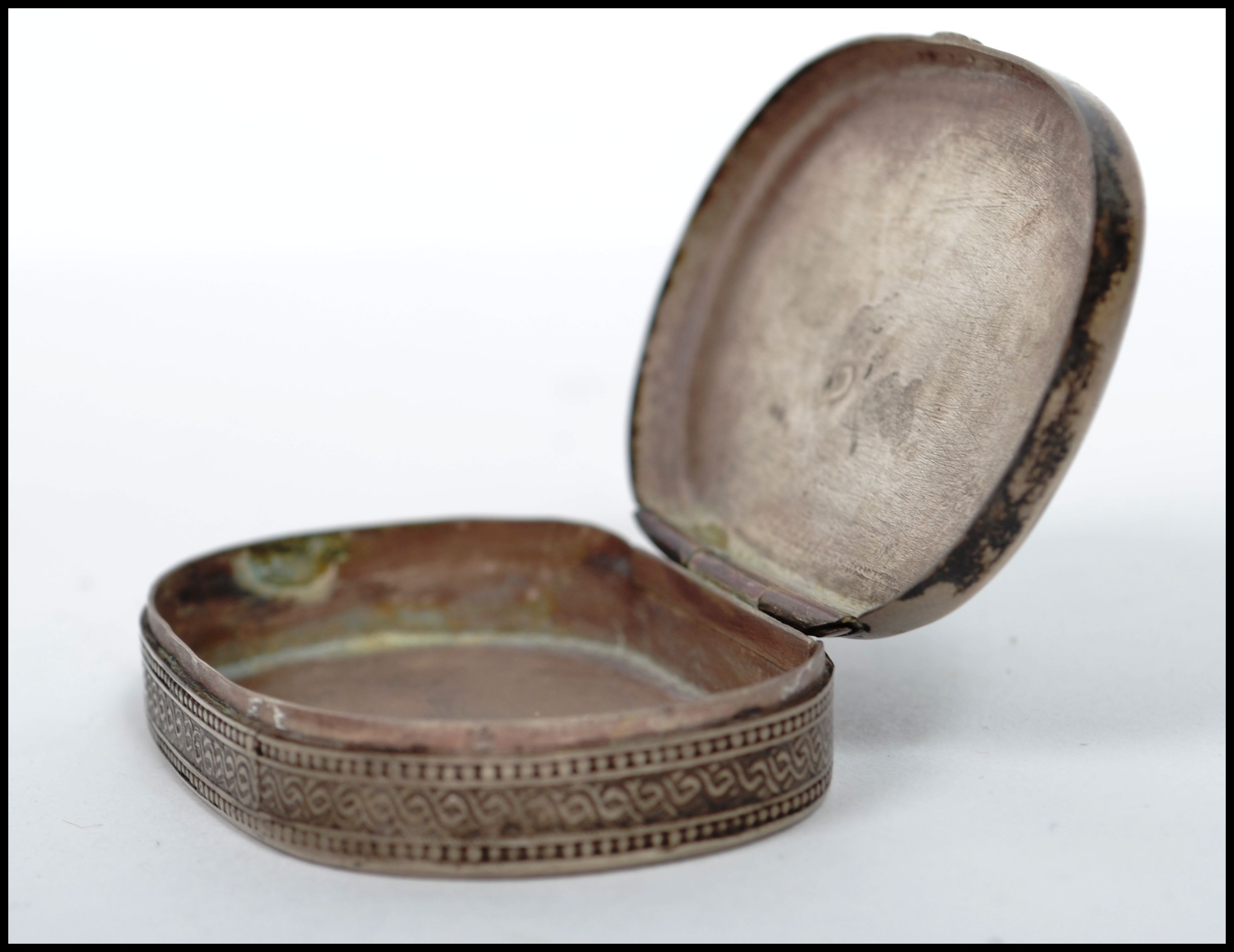 A possible Russian enamel and silver white metal snuff  / pill pot, fitted with a hinged enamel - Image 3 of 4