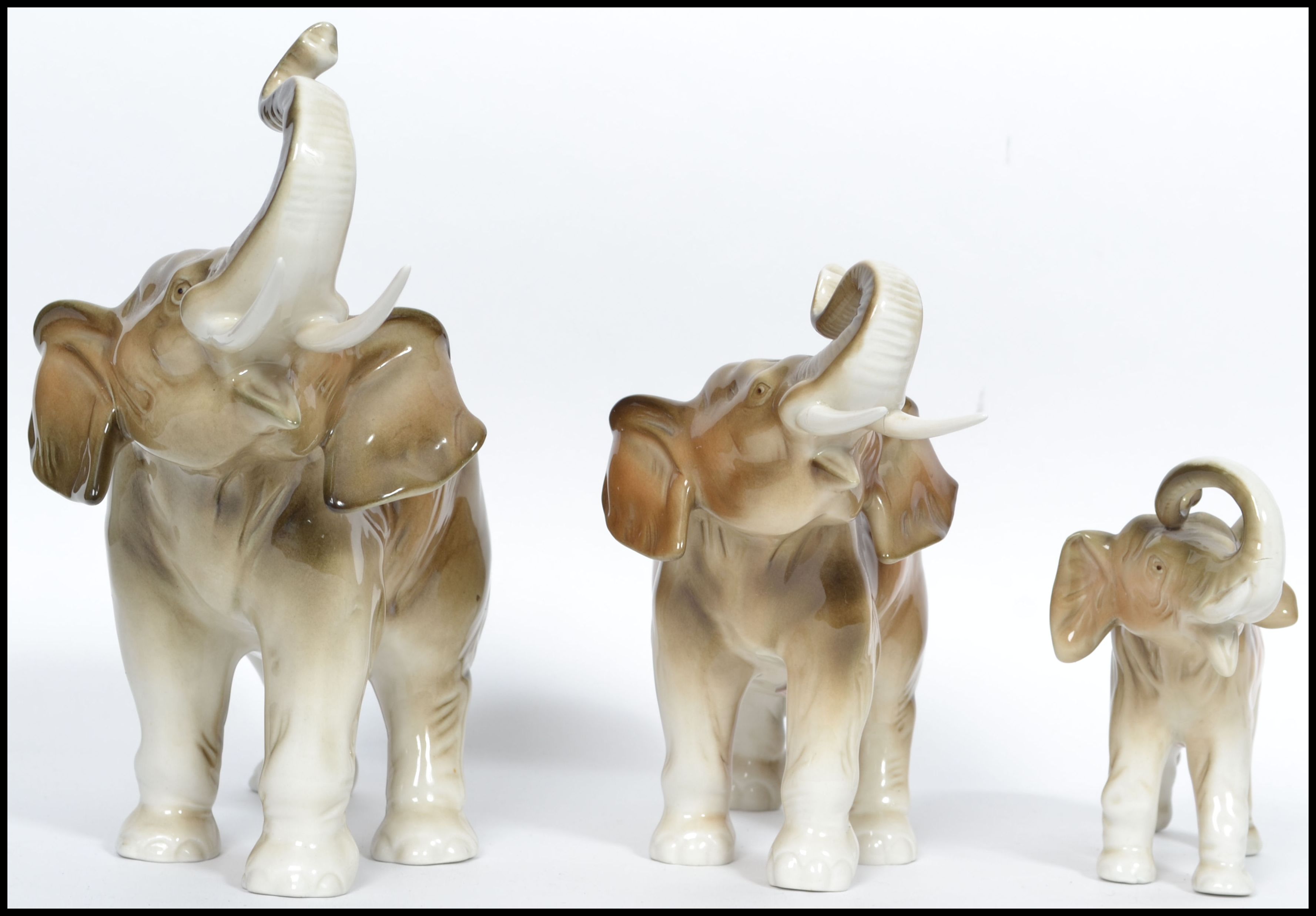 A graduating set of three Royal Dux ceramic elephants with applied pink lozenges to base. The - Image 8 of 8