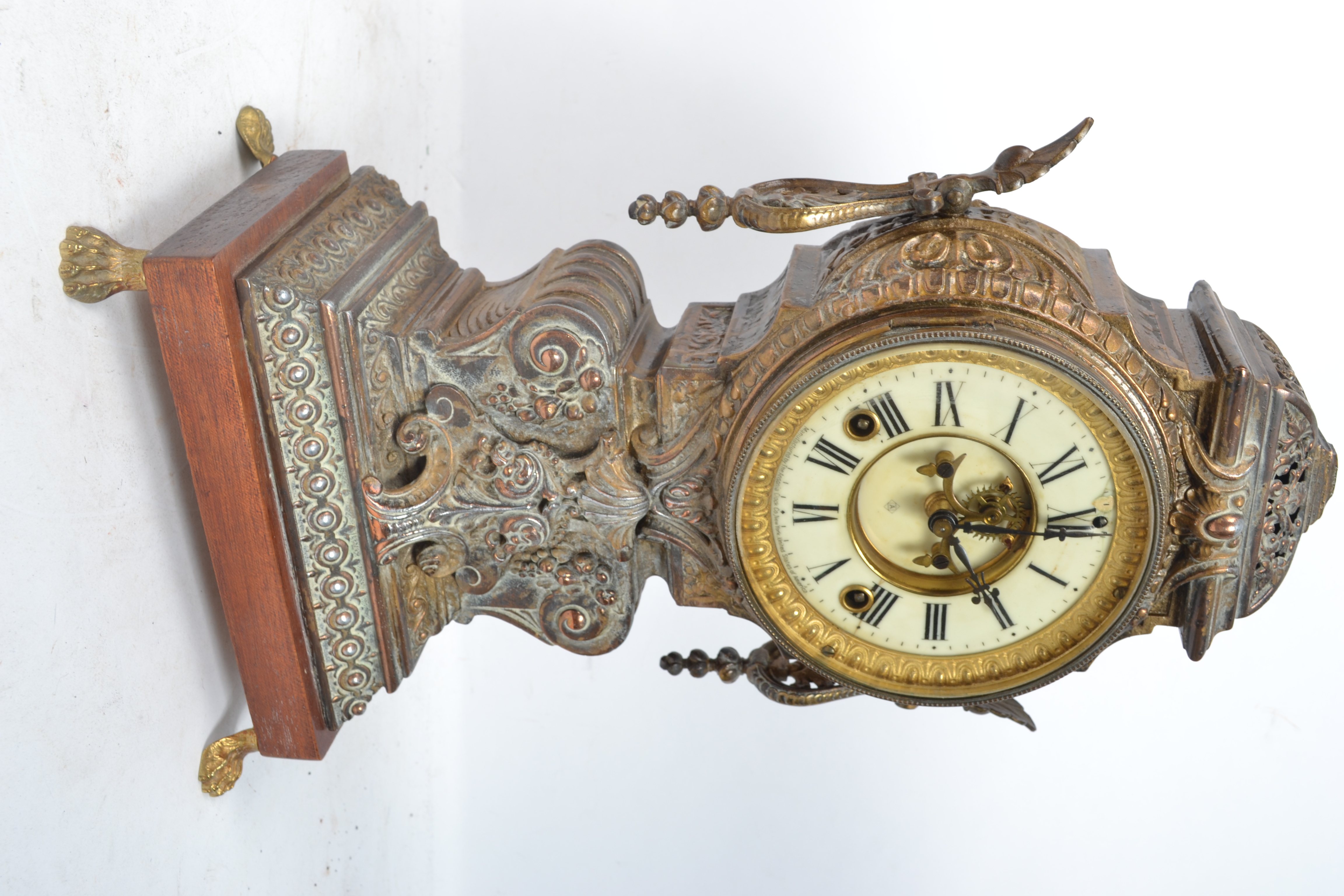 A vintage 20th century ormulu and brass Ansonia American 8 Day mantel clock having open escapement - Image 2 of 4