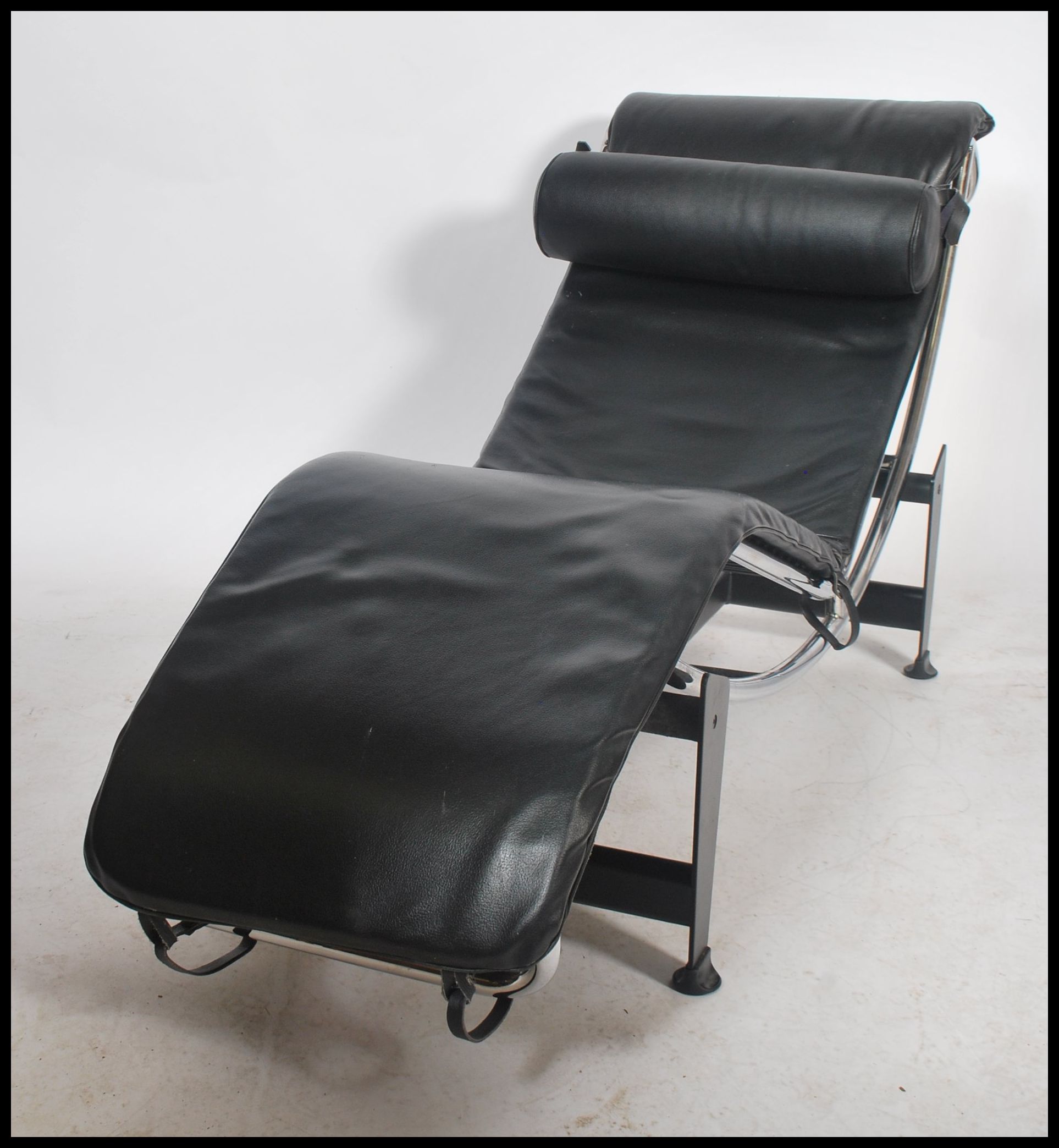 After Le Corbusier LC4 chaise lounge day bed with black leather upholstery and barrel cushion set - Image 4 of 5