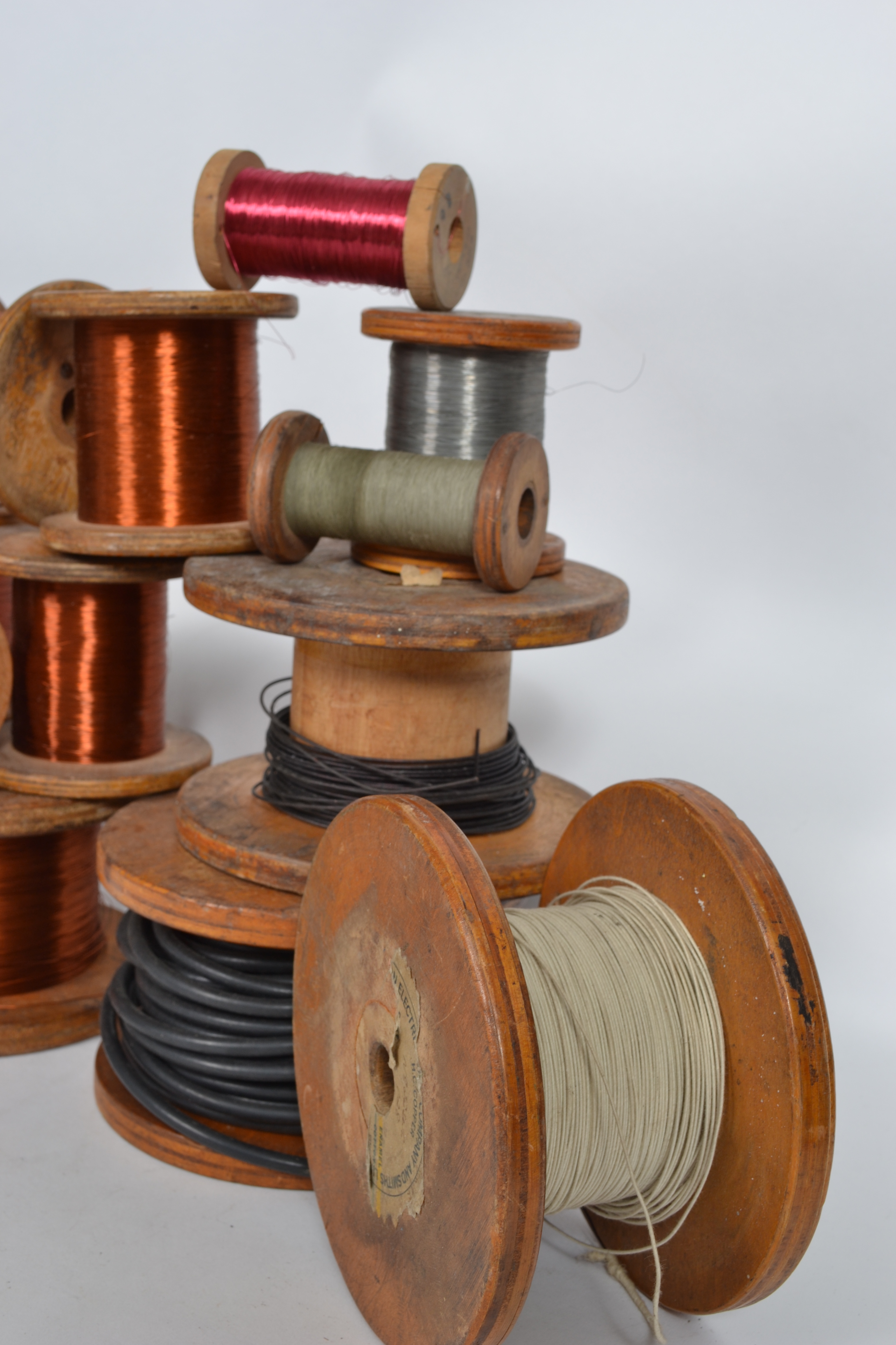 A good collection of original early 20th century copper wire on looms / spindles. Varying shapes and - Image 7 of 8