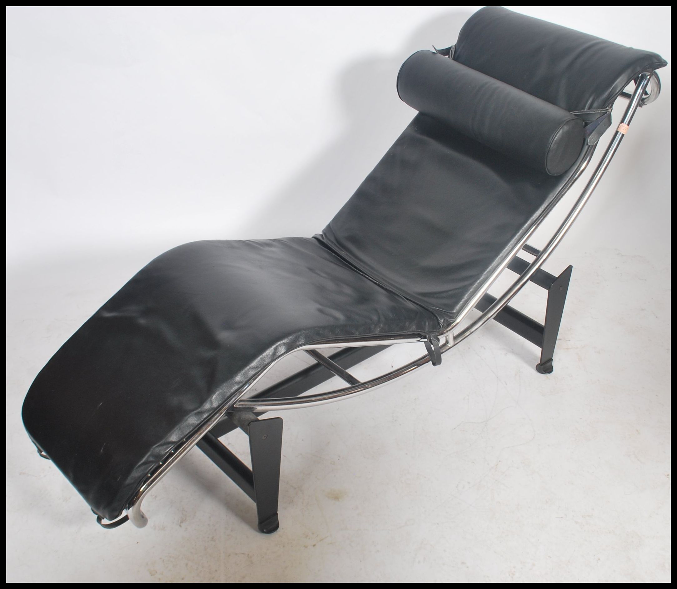 After Le Corbusier LC4 chaise lounge day bed with black leather upholstery and barrel cushion set - Image 2 of 5