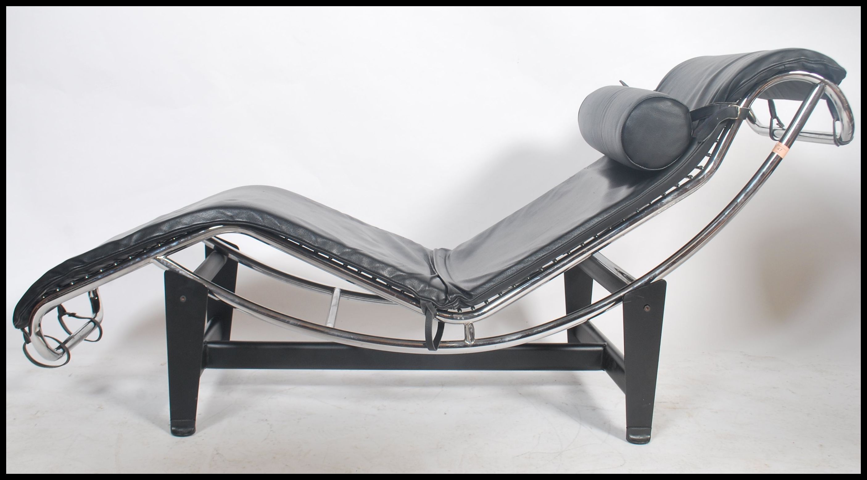 After Le Corbusier LC4 chaise lounge day bed with black leather upholstery and barrel cushion set - Image 3 of 5