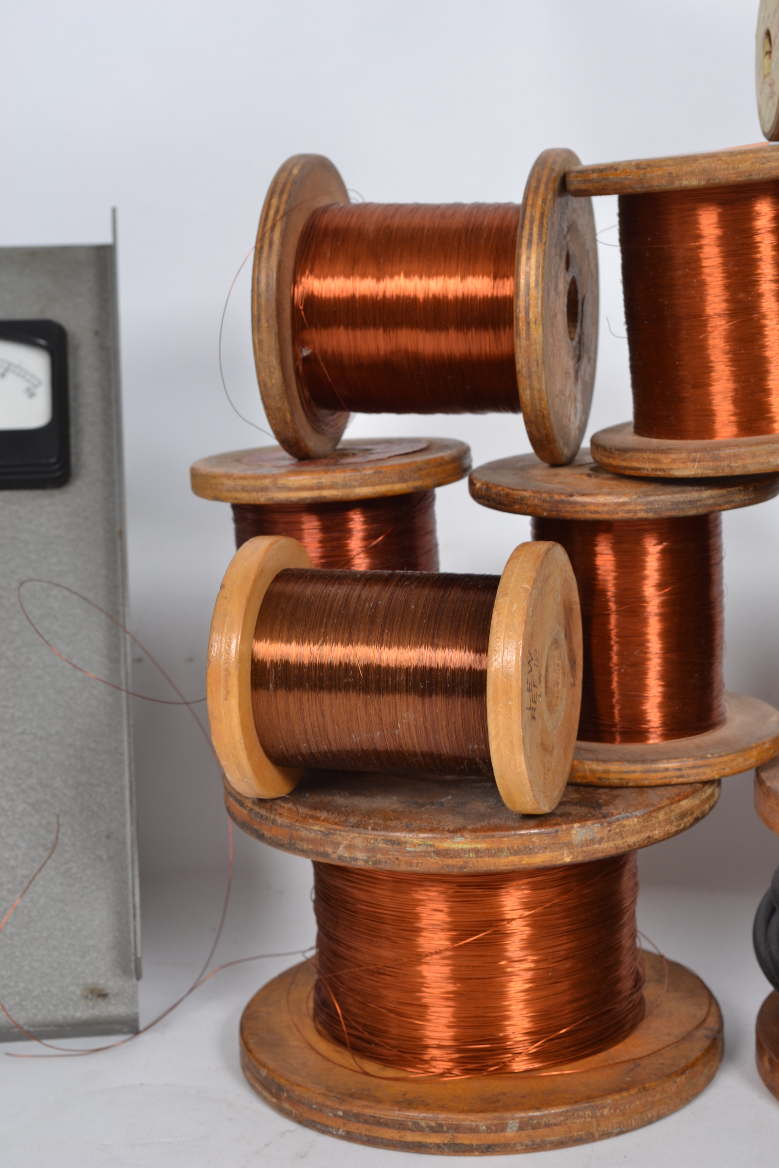 A good collection of original early 20th century copper wire on looms / spindles. Varying shapes and - Image 5 of 8