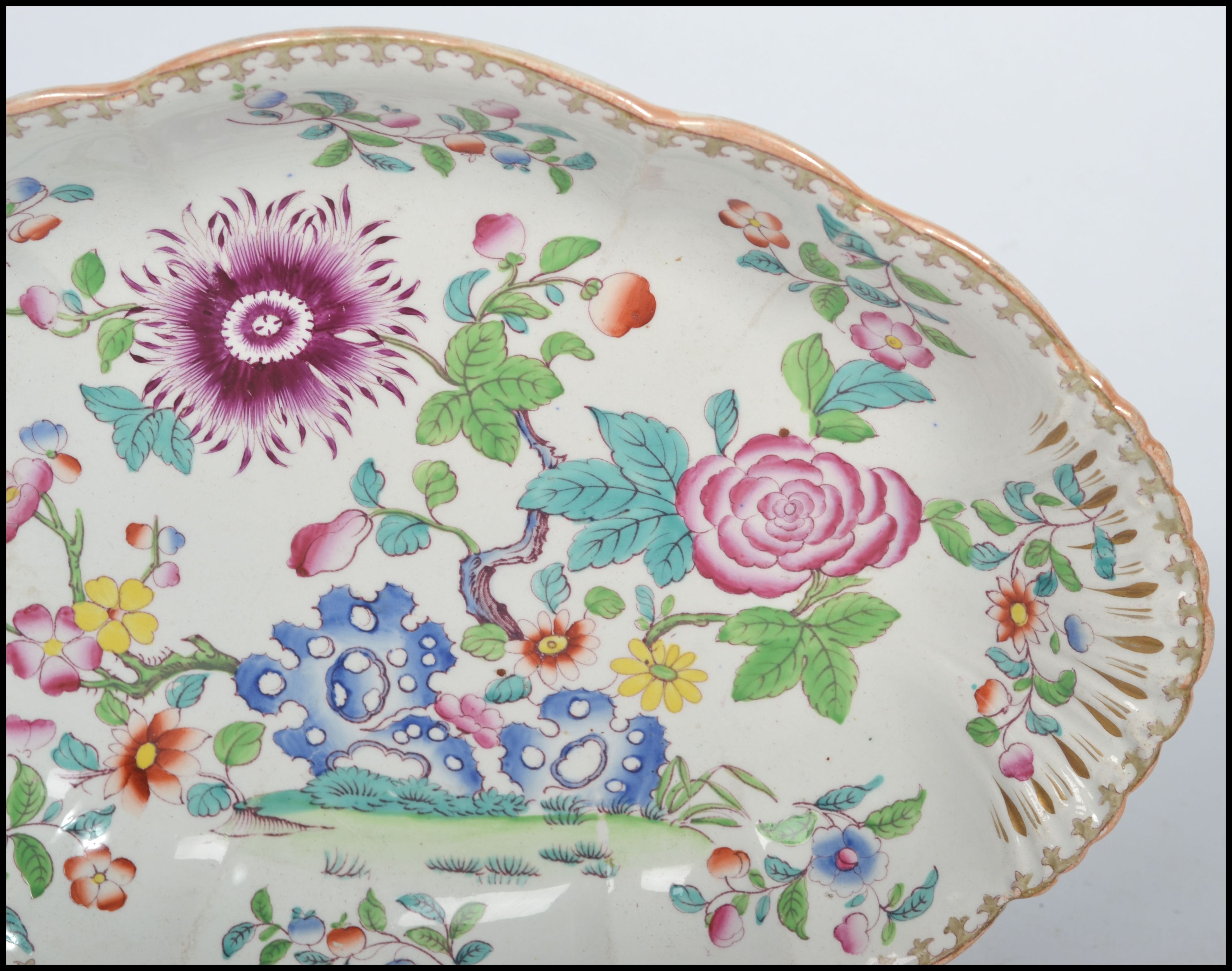 A 19th century ceramic Chinoiserie scalloped dish - Image 2 of 5