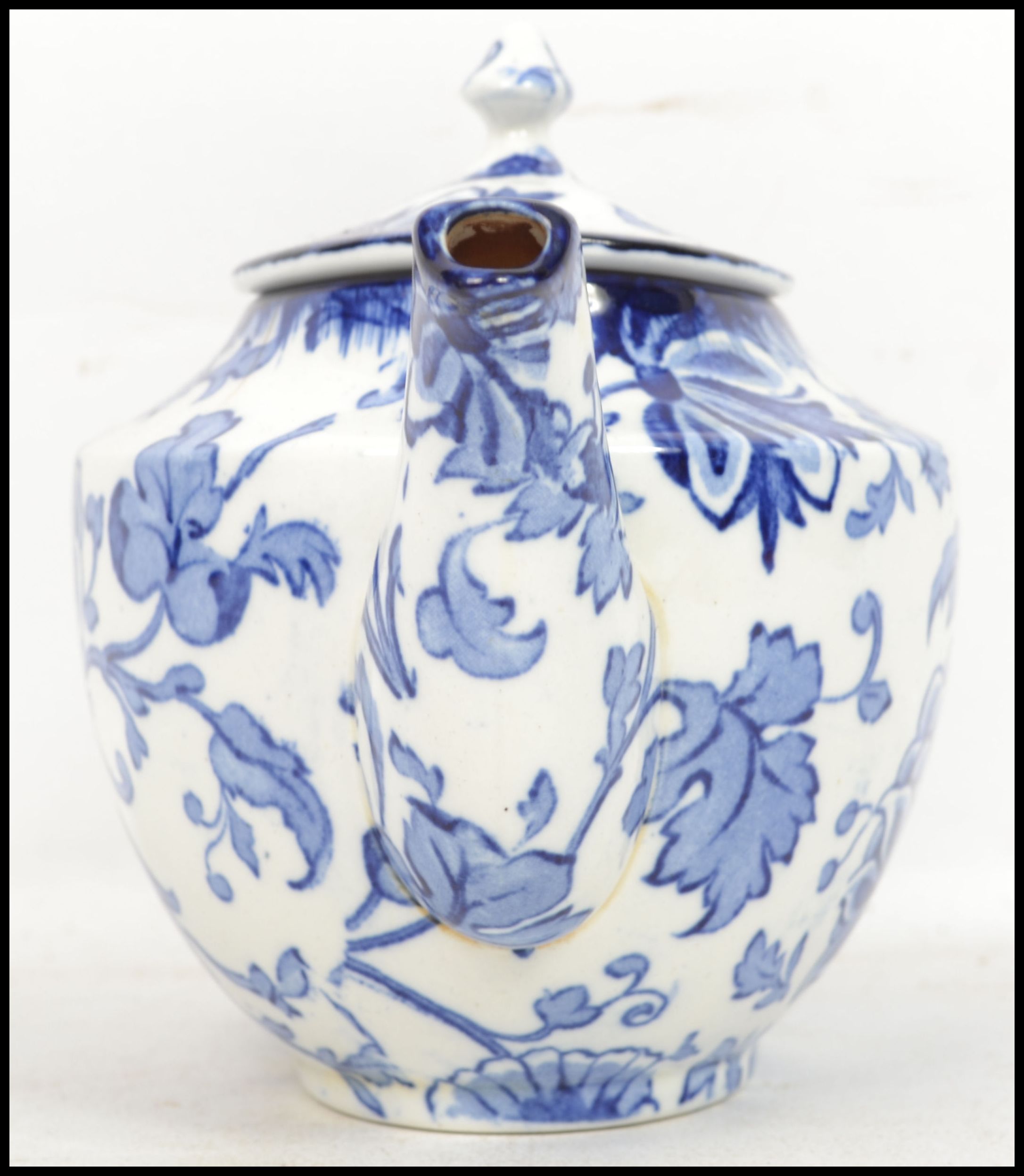An early 20th century blue and white ceramic teapot of traditional form with shaped handle and spout - Image 2 of 7