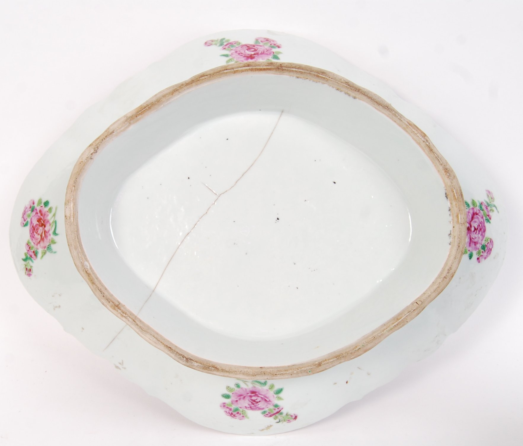 An antique 19th century Chinese Cantonese famille rose hand painted diamond shaped dish, featuring a - Image 4 of 12