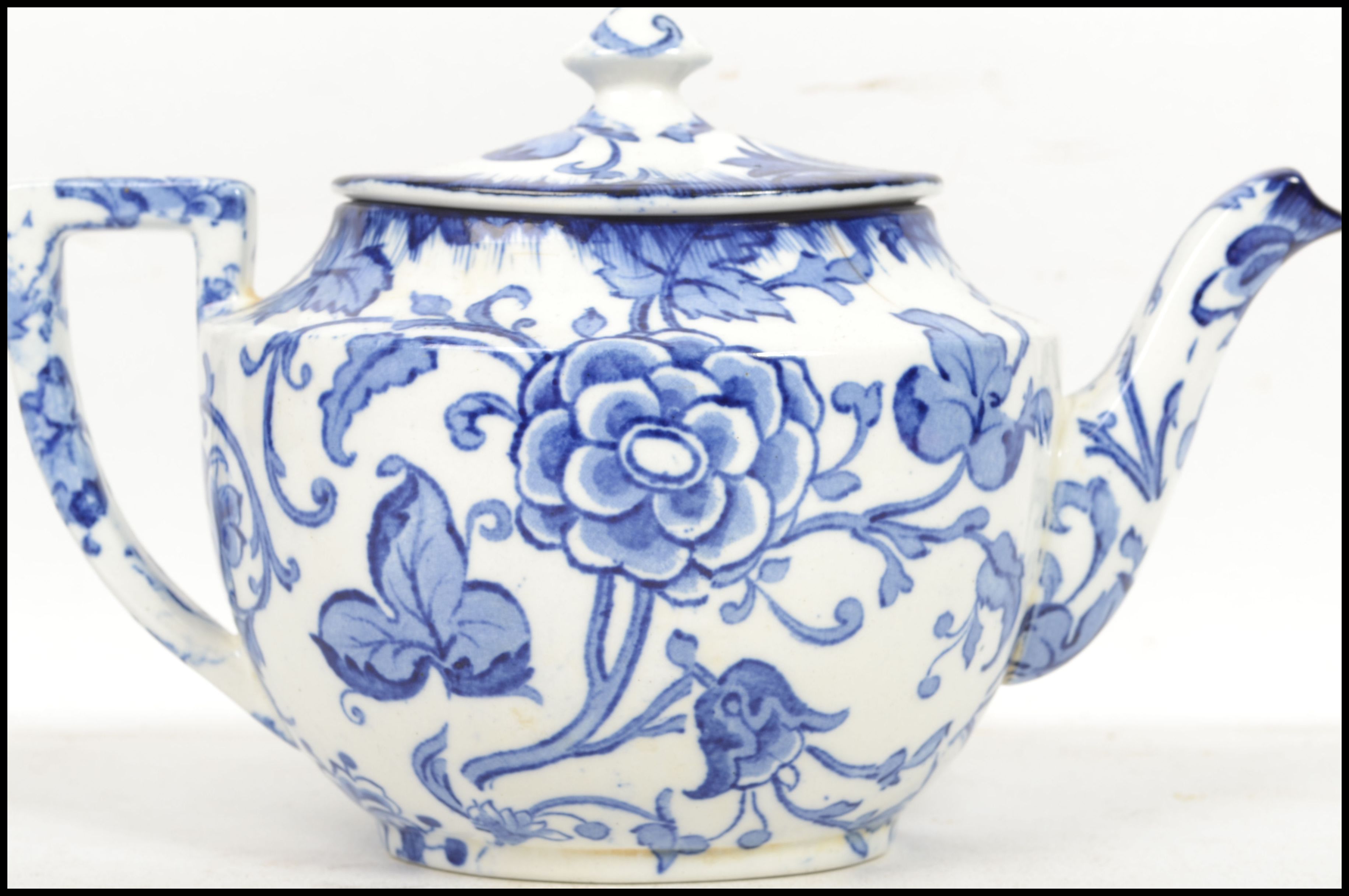 An early 20th century blue and white ceramic teapot of traditional form with shaped handle and spout - Image 3 of 7