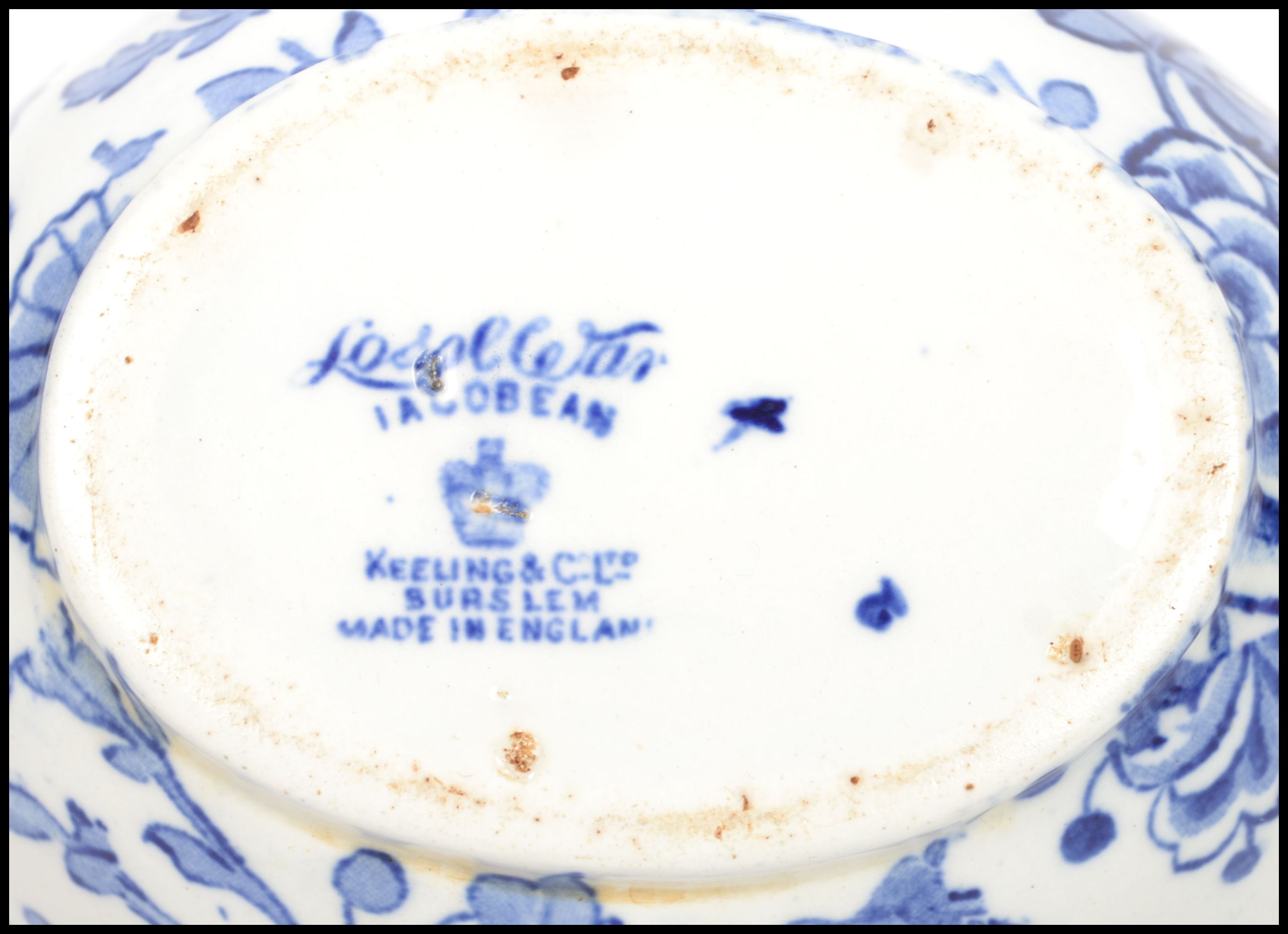 An early 20th century blue and white ceramic teapot of traditional form with shaped handle and spout - Image 7 of 7