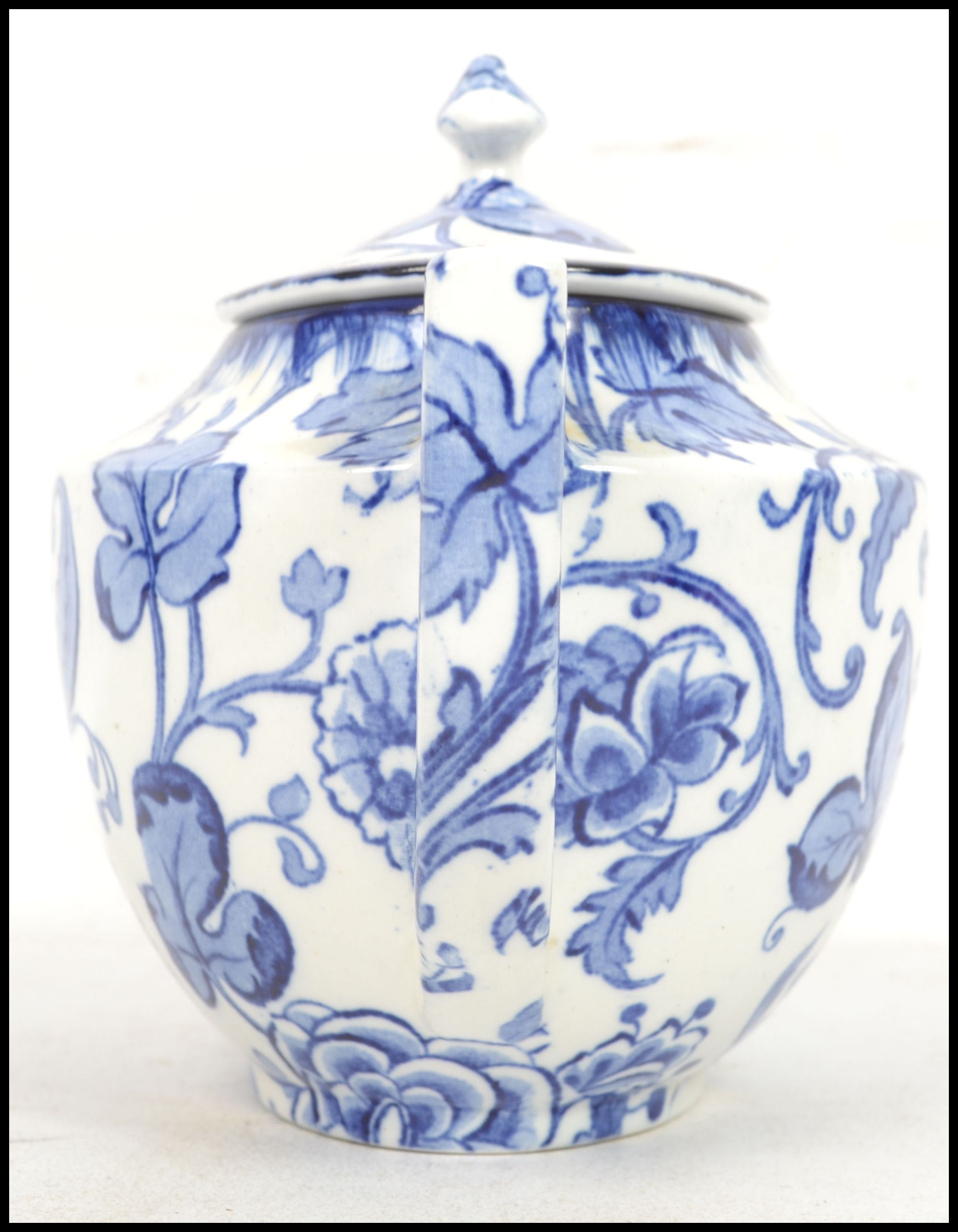 An early 20th century blue and white ceramic teapot of traditional form with shaped handle and spout - Image 4 of 7